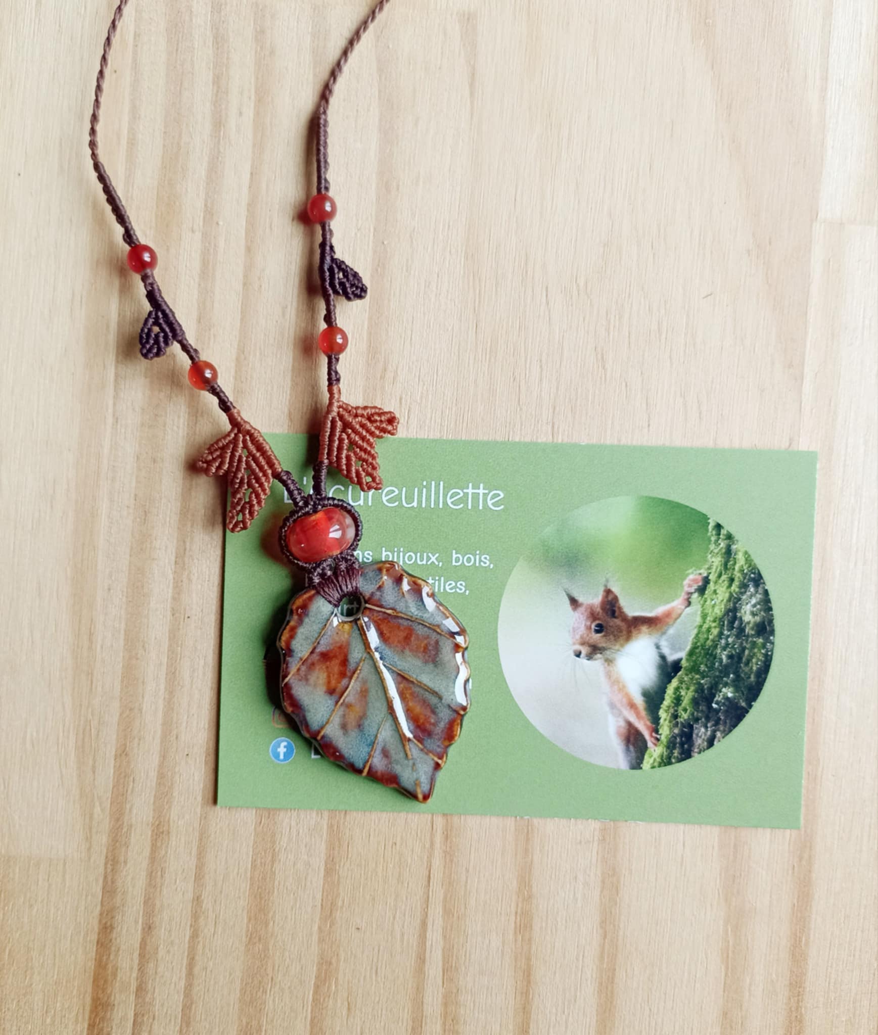 Collier macramé, pendentif céramique feuille artisanale, perle murano en verre artisanale, cornaline
