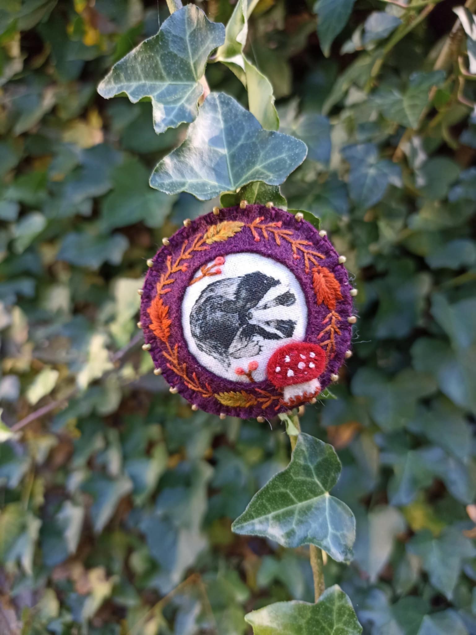 Broche brodée feutrine laine, tissu blaireau, perles, automne