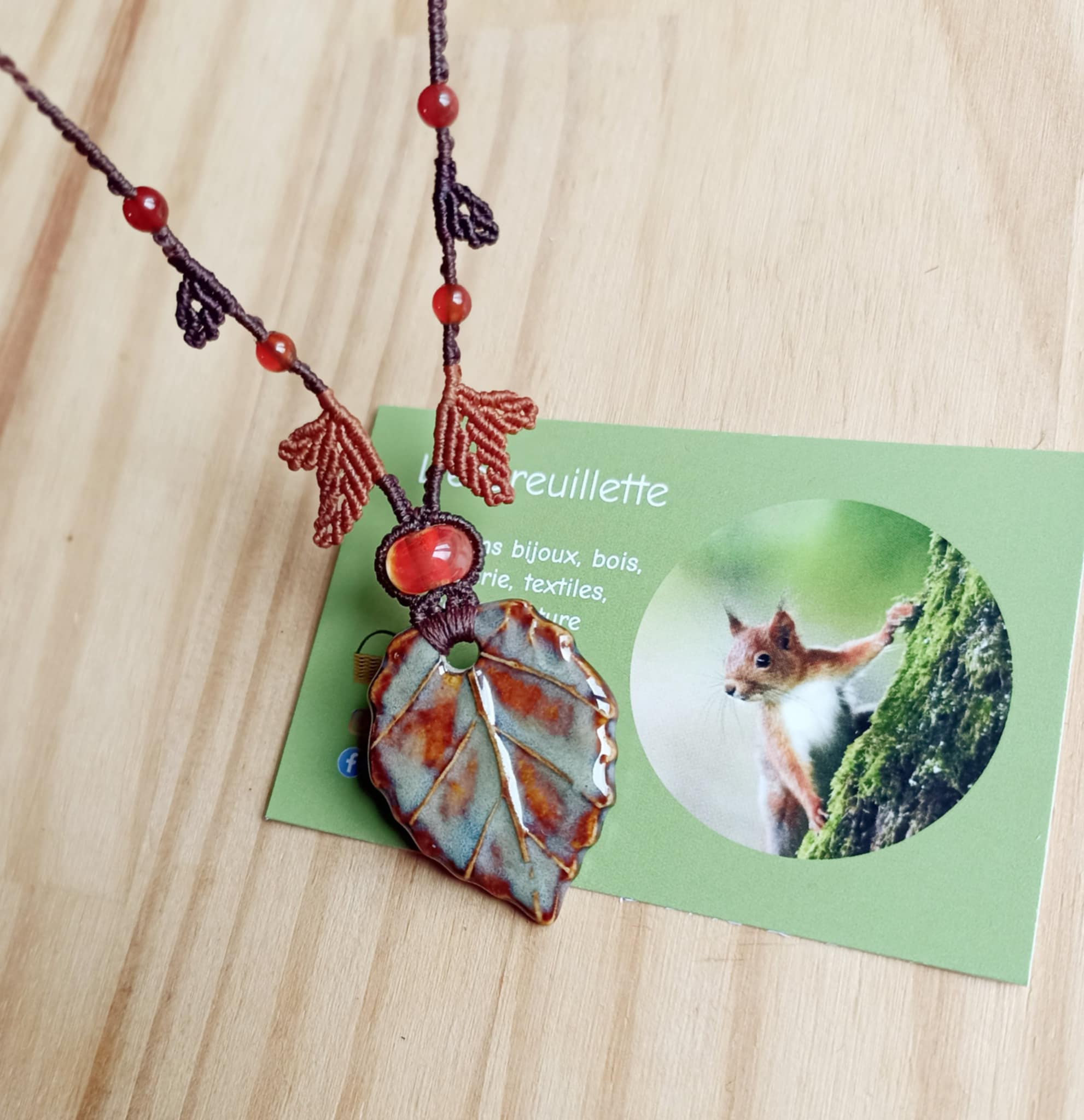 Collier macramé, pendentif céramique feuille artisanale, perle murano en verre artisanale, cornaline