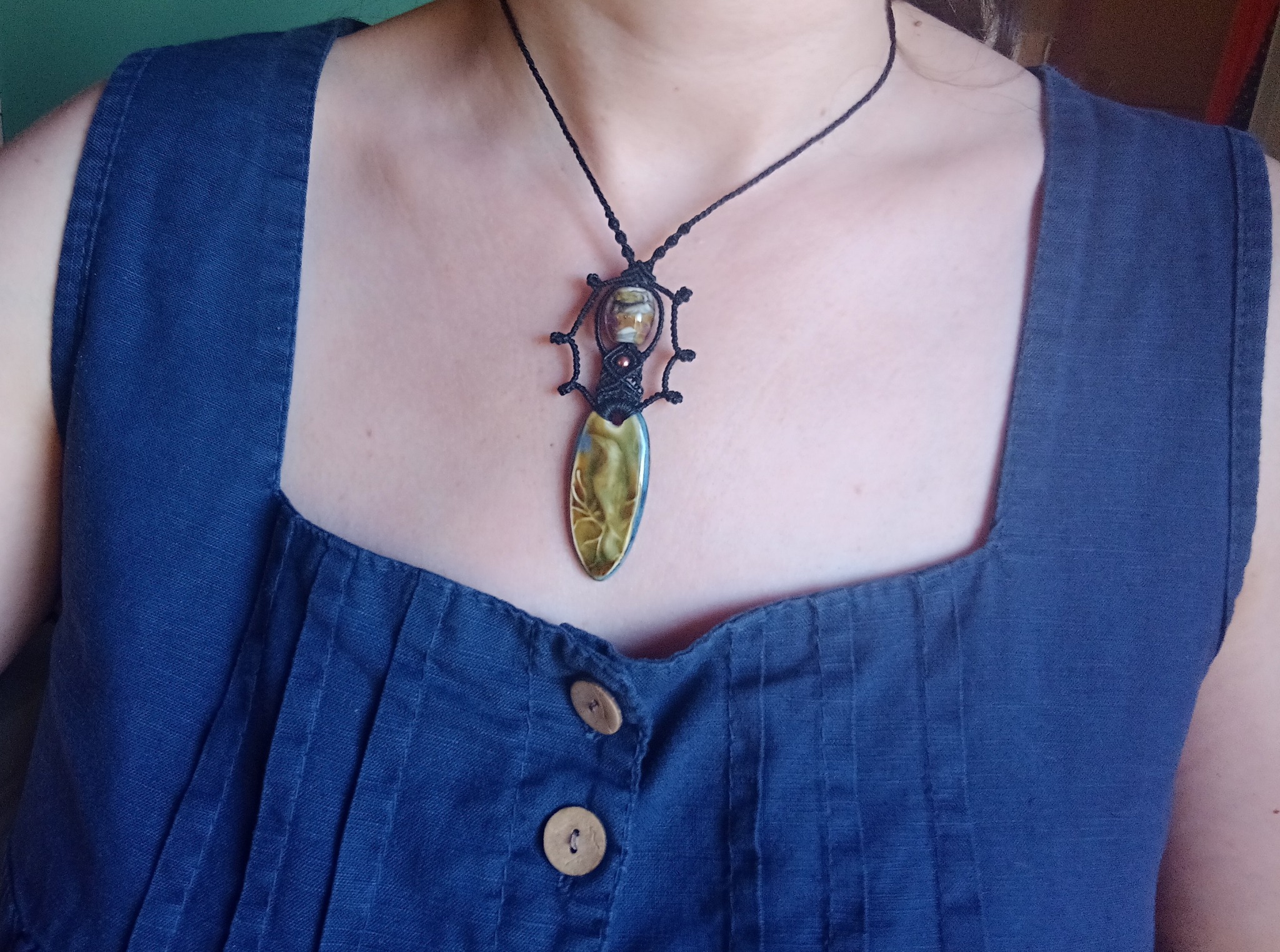 Collier macramé, talisman corbeau céramique artisanale, perle verre de murano
