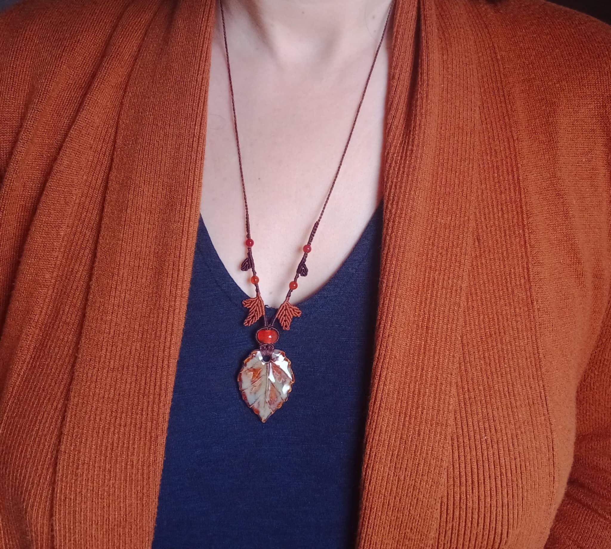 Collier macramé, pendentif céramique feuille artisanale, perle murano en verre artisanale, cornaline