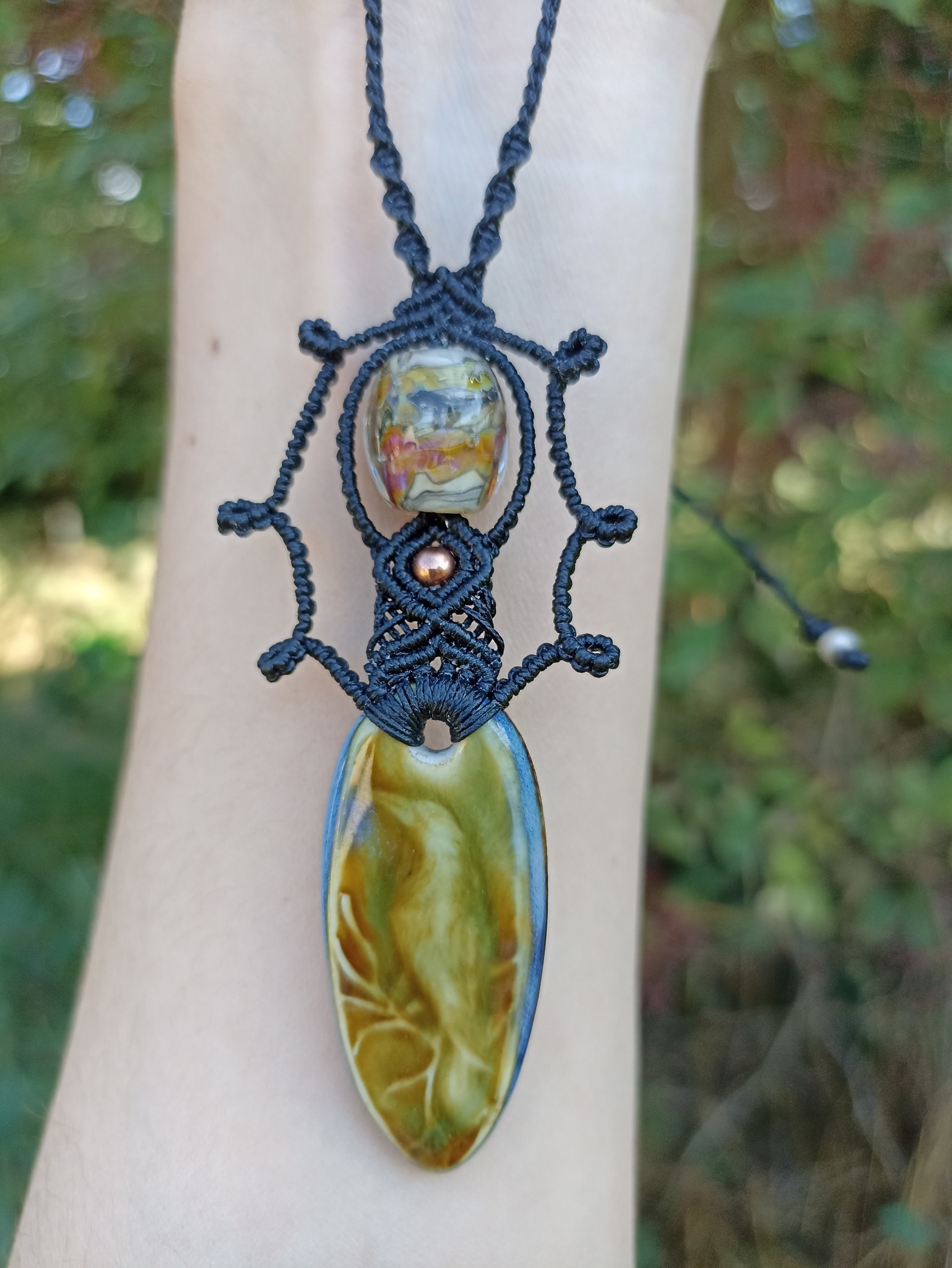 Collier macramé, talisman corbeau céramique artisanale, perle verre de murano