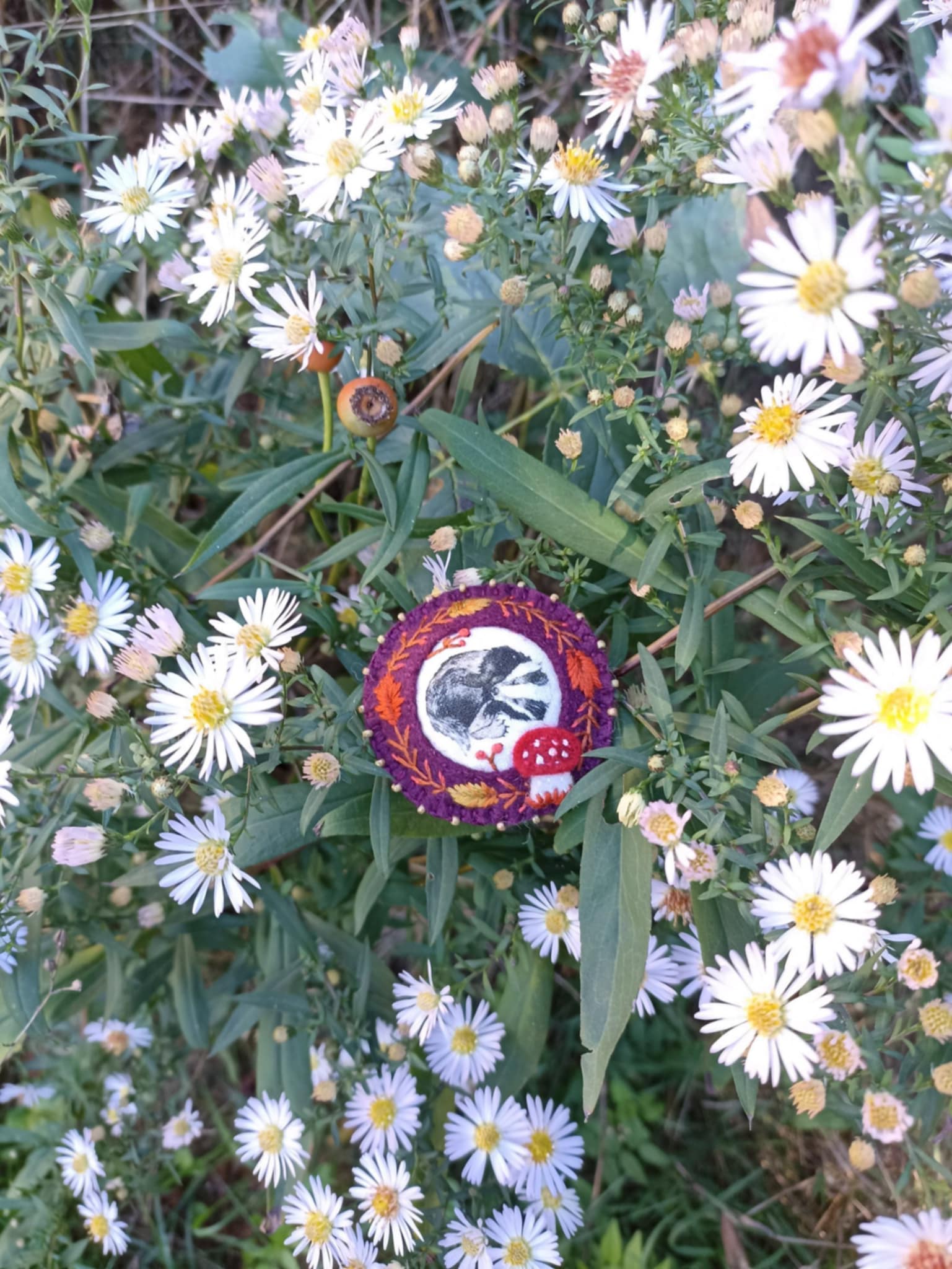 Broche brodée feutrine laine, tissu blaireau, perles, automne
