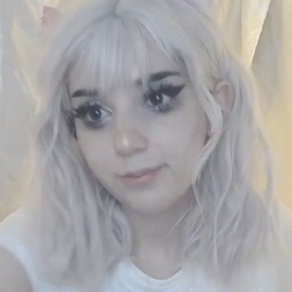 200: Small blonde teen doing asian SPH