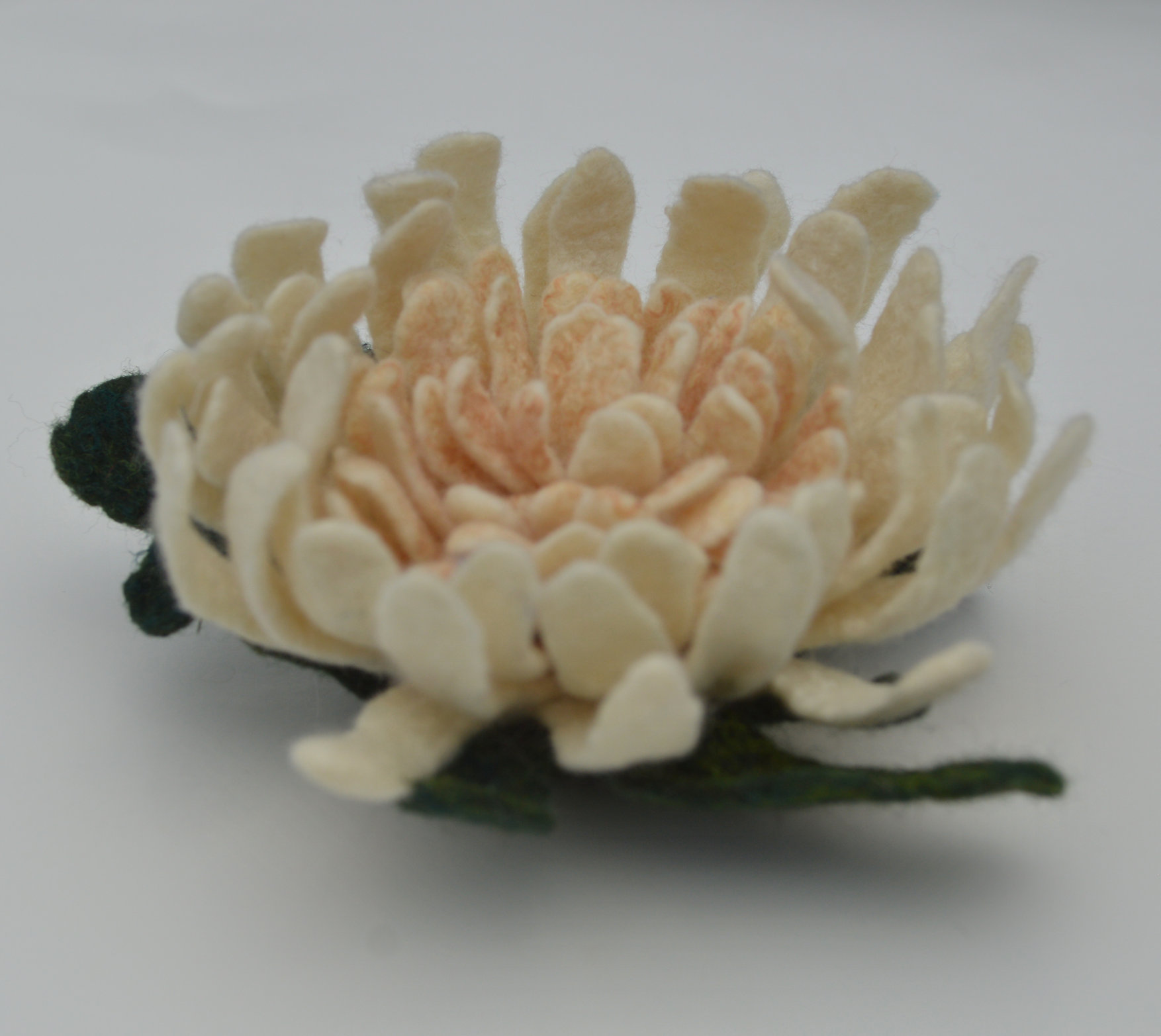Felted flower brooch pin, felt white chrysanthemums brooch pin, wool felt flower.