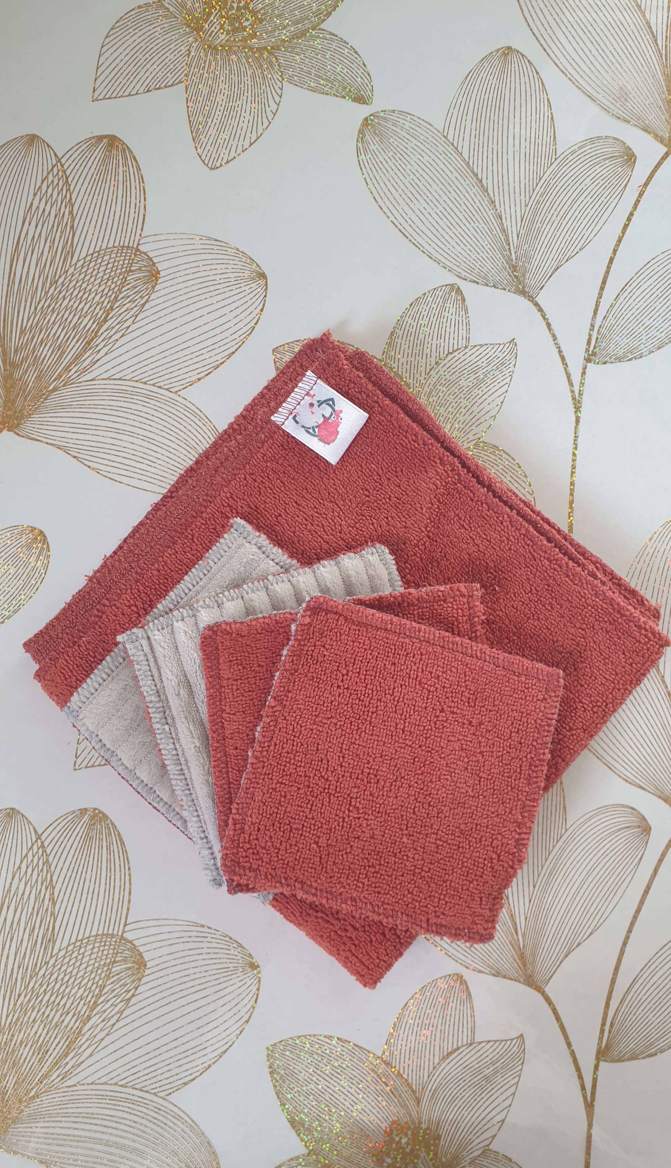 Lot de 4 lingettes + une serviette visage