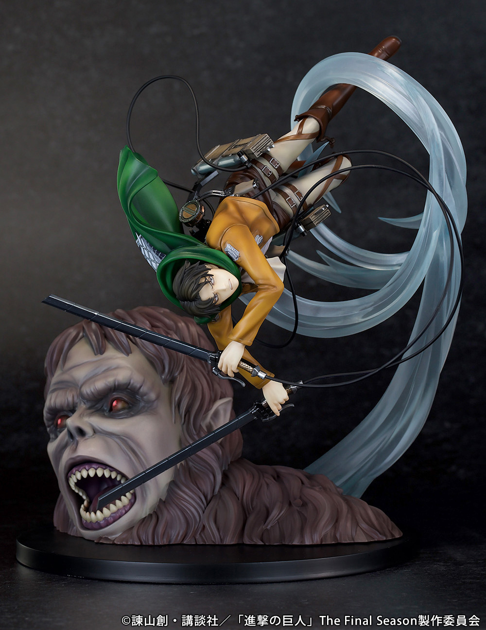 Attack on Titan Levi vs Beast Titan ver. Figure