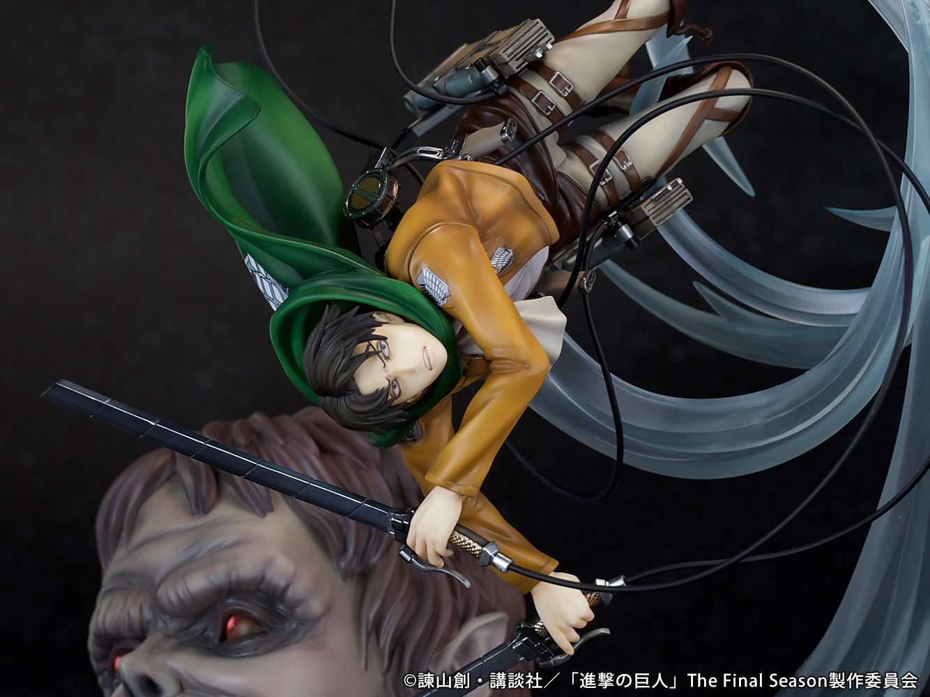 Attack on Titan Levi vs Beast Titan ver. Figure