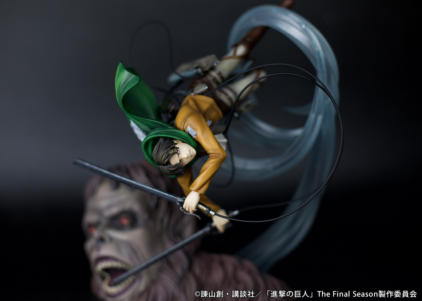Attack on Titan Levi vs Beast Titan ver. Figure