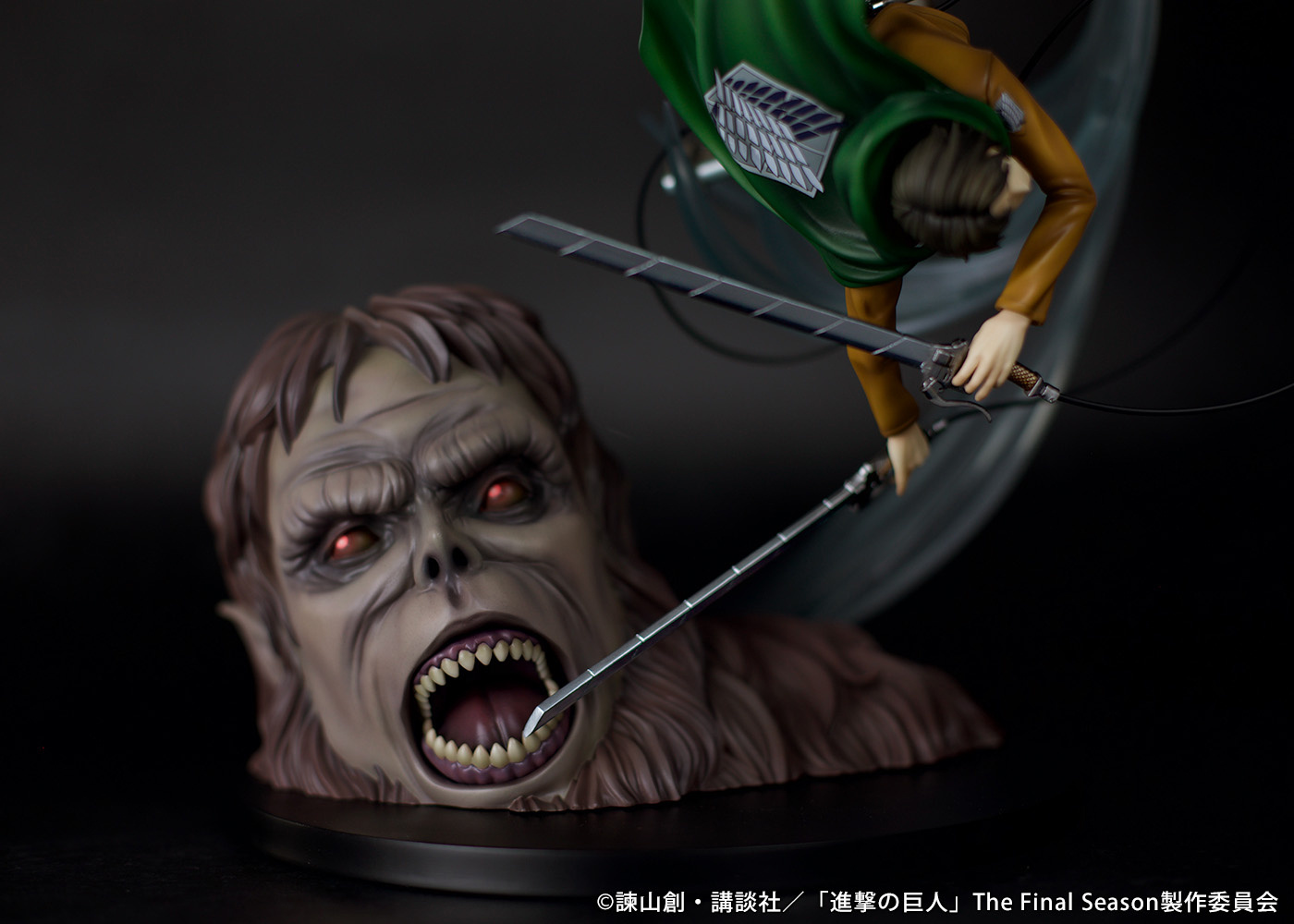 Attack on Titan Levi vs Beast Titan ver. Figure