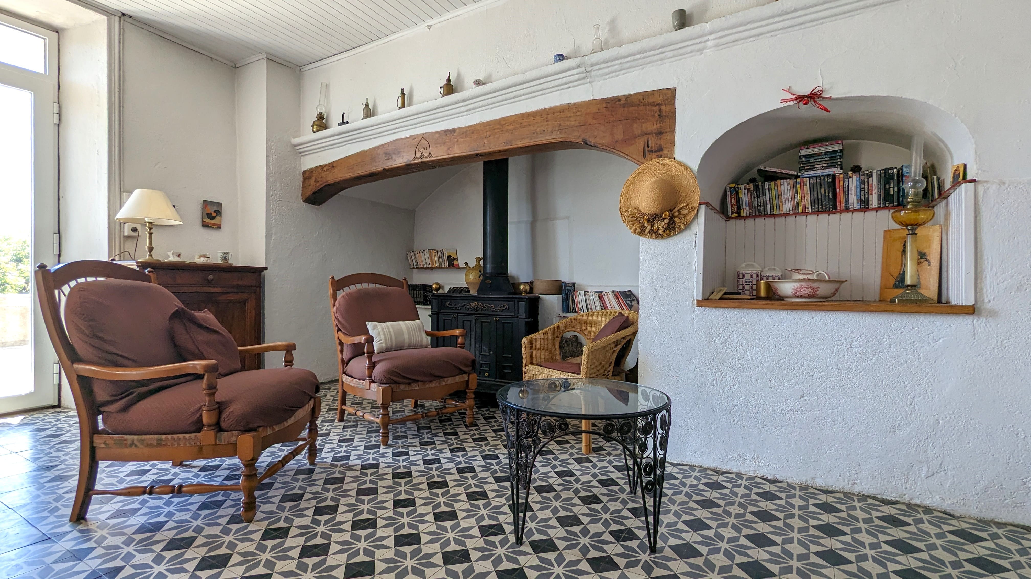 Kinitro, Ardèche, France - Embrace Life/ Par personne