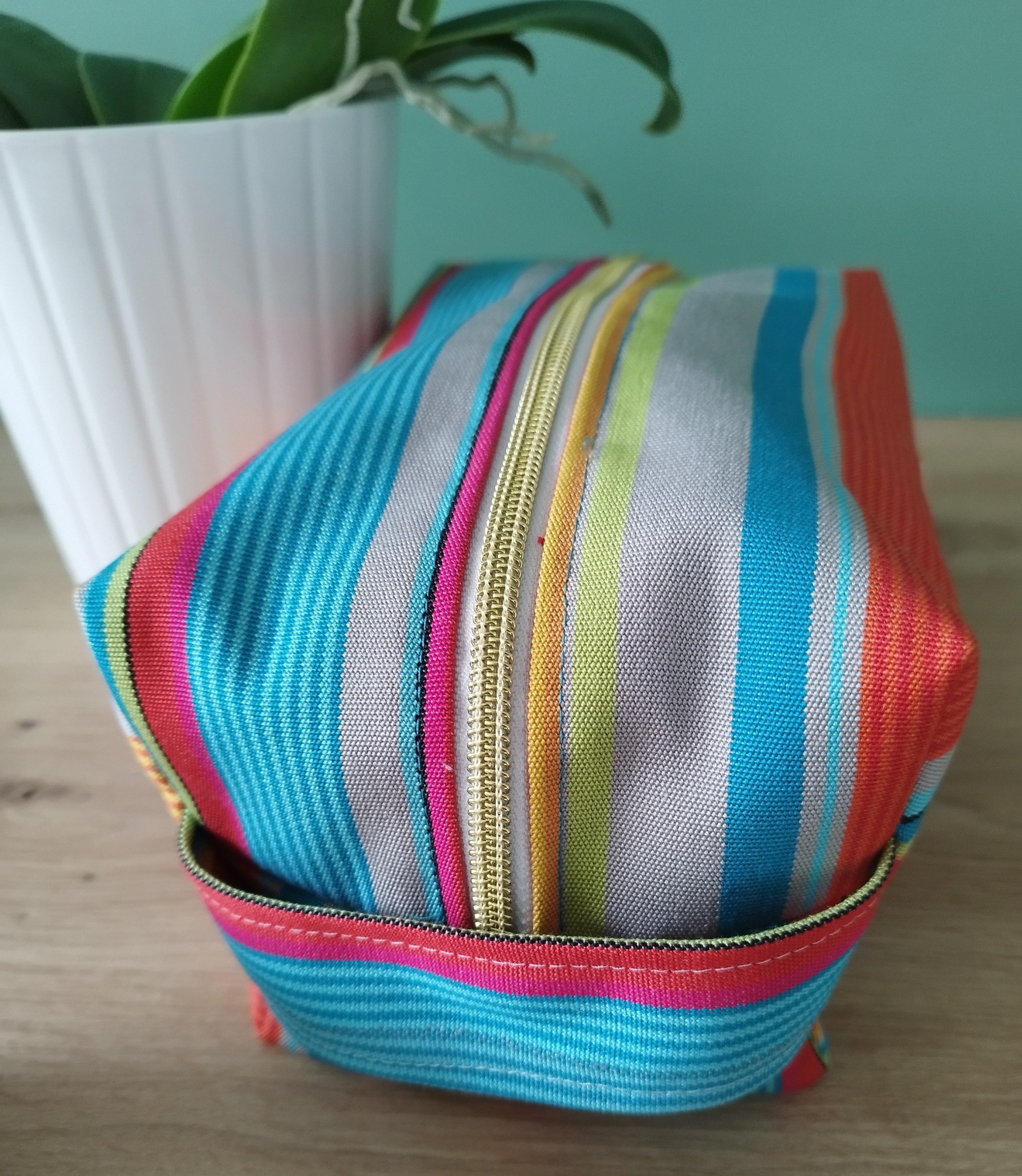 Trousse de toilette COSMIQ en tissu multicolore