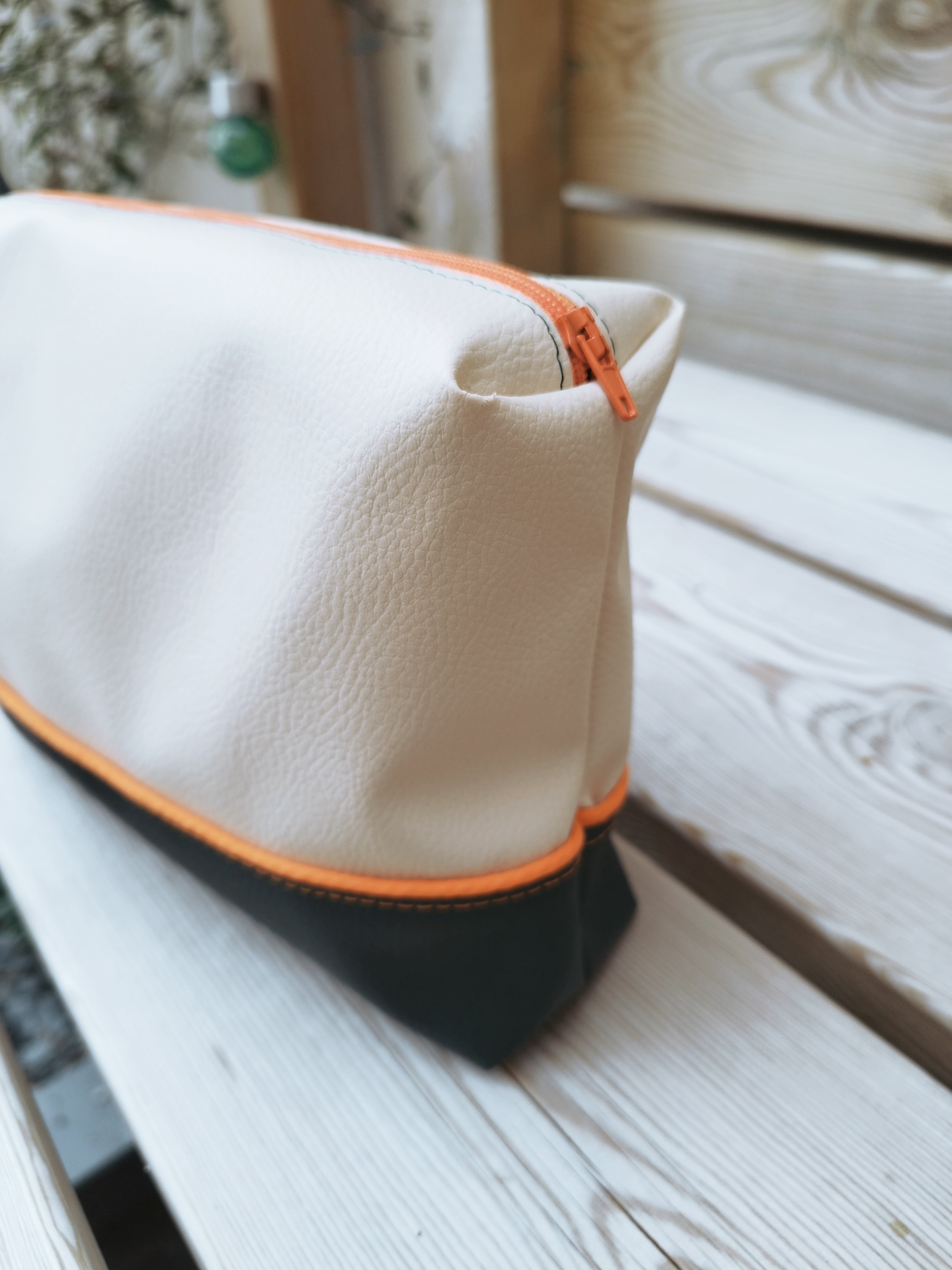 Trousse en simili cuir ONYX coloris beige et vert