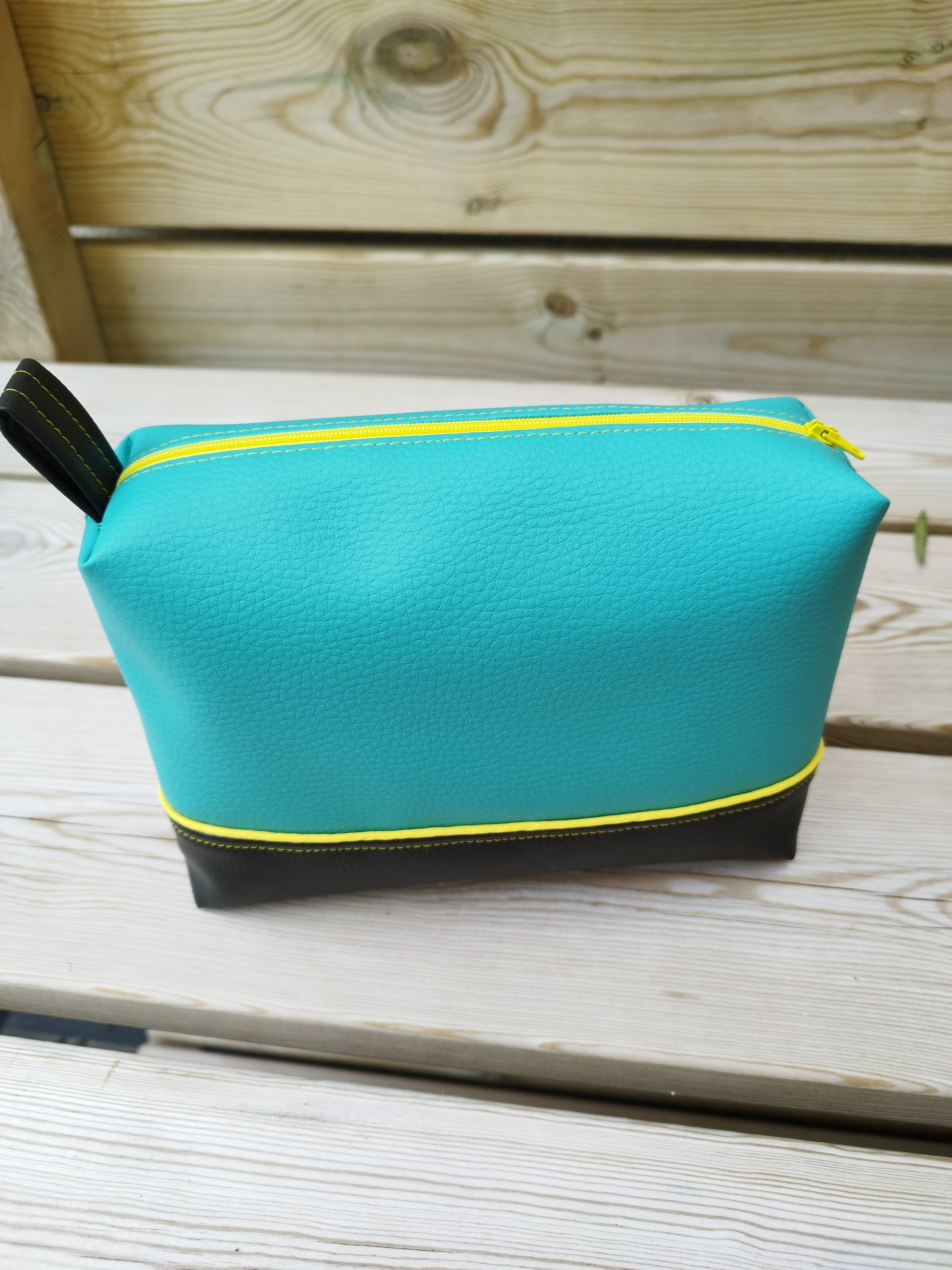 Trousse en simili cuir ONYX coloris bleu et noir