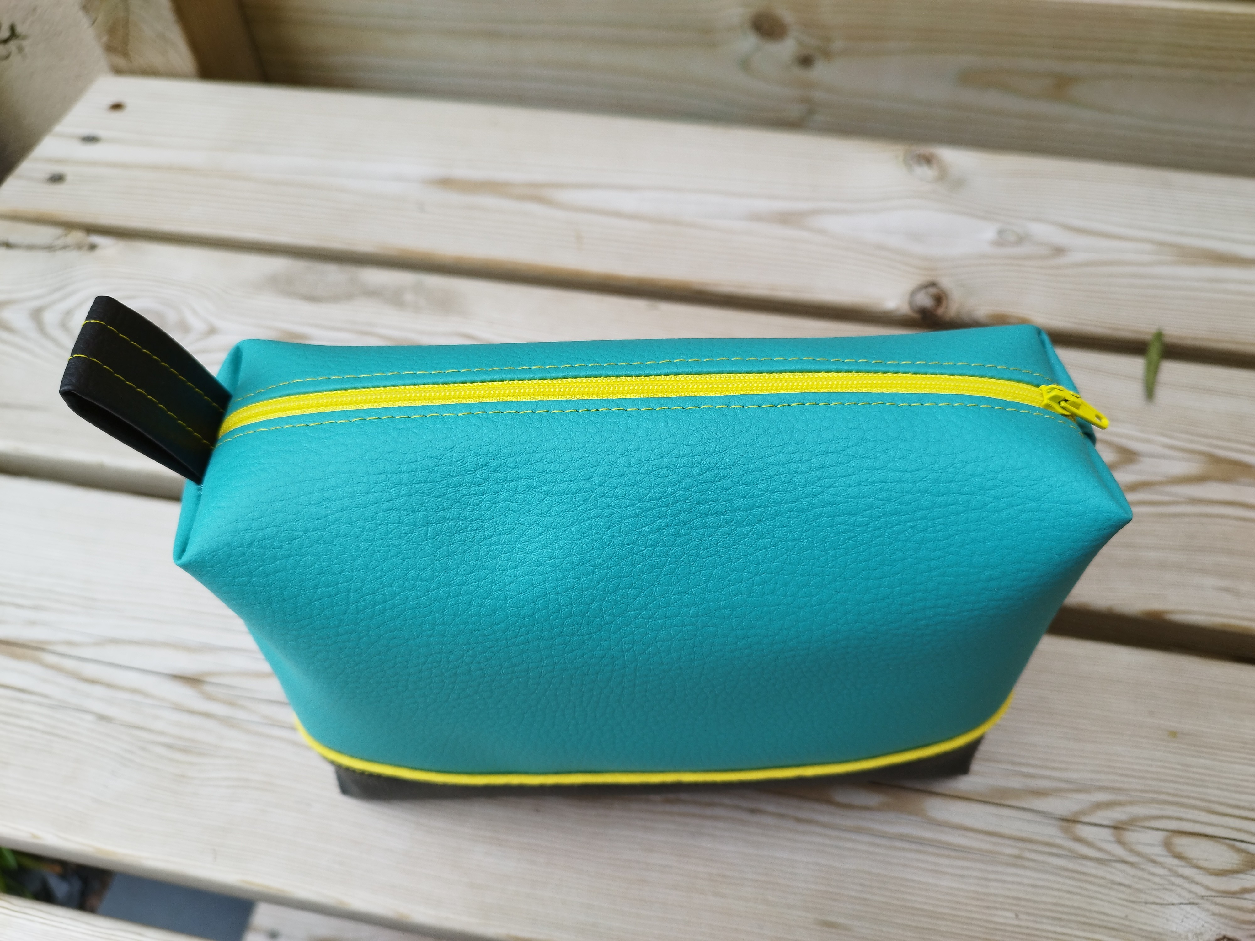 Trousse en simili cuir ONYX coloris bleu et noir