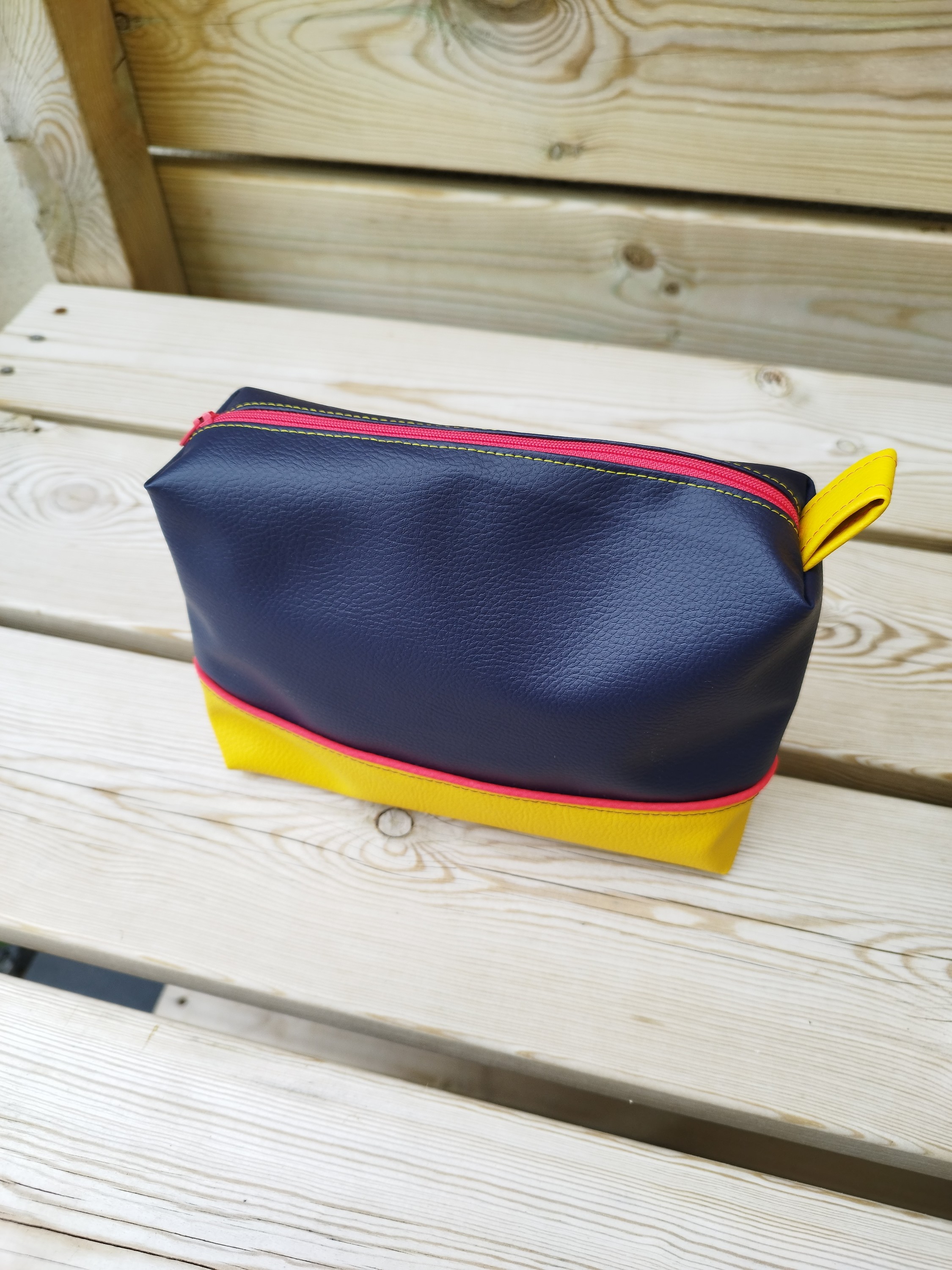 Trousse en simili cuir ONYX coloris bleu et jaune