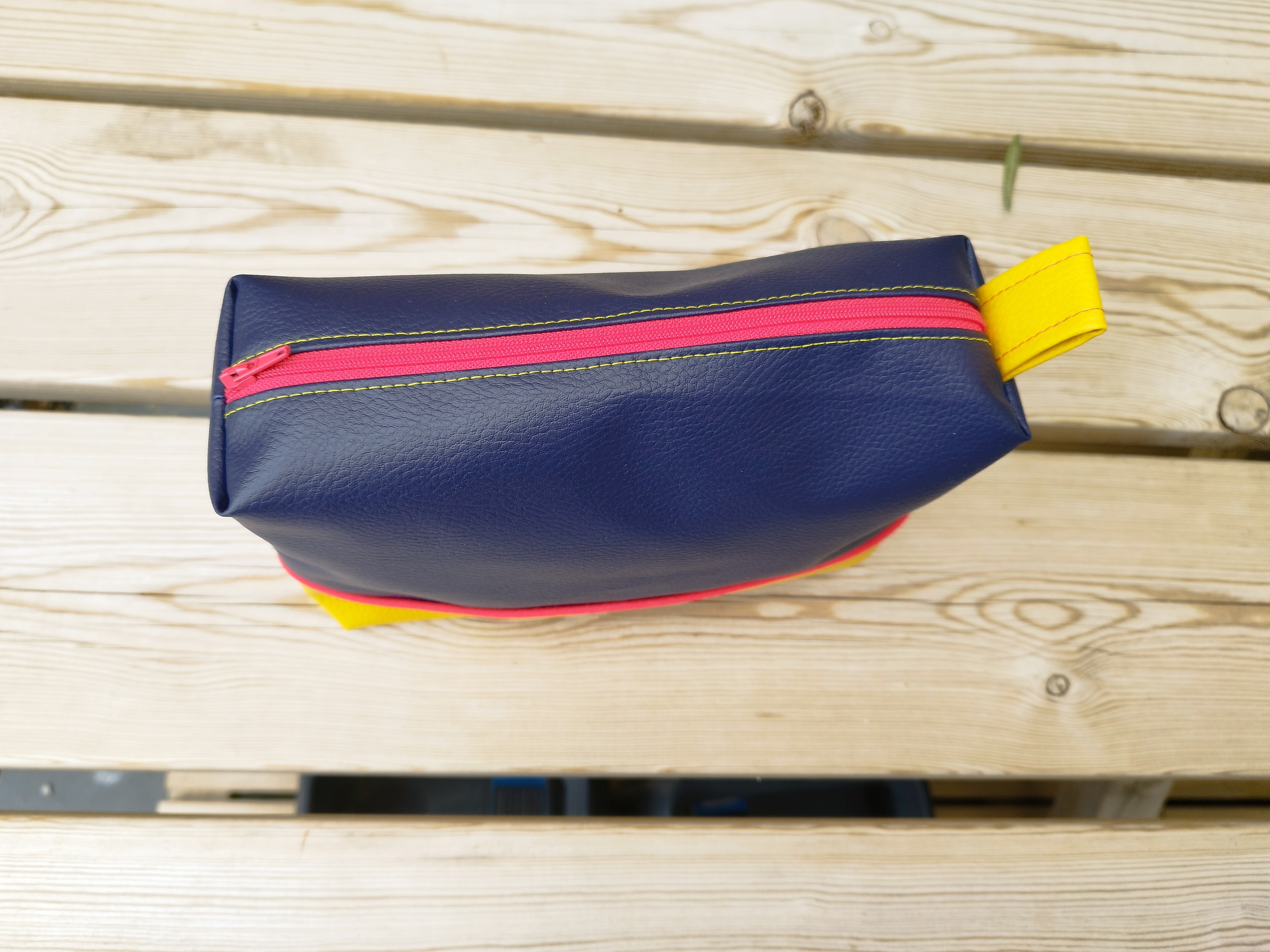 Trousse en simili cuir ONYX coloris bleu et jaune