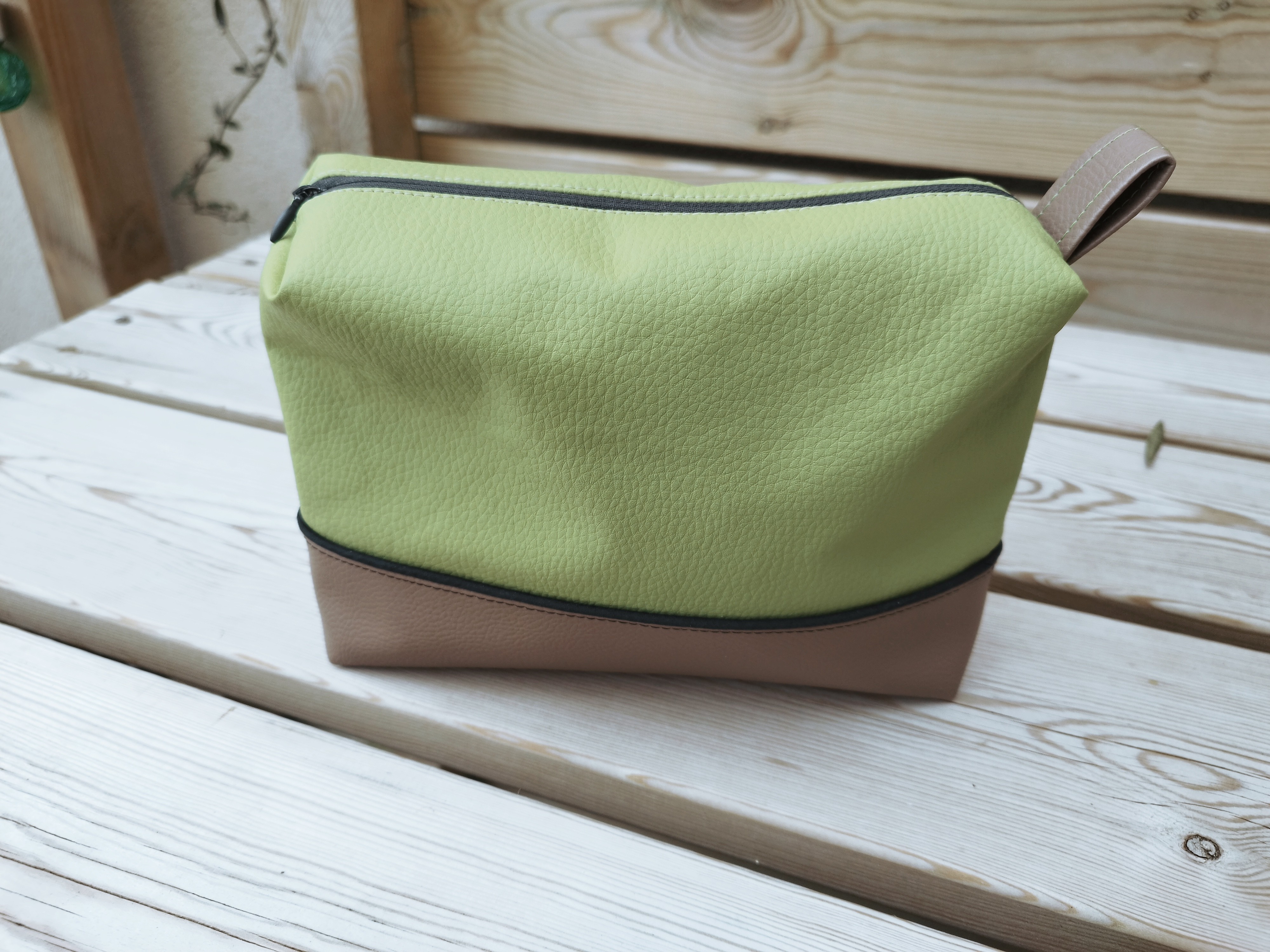 Trousse en simili cuir ONYX coloris vert et taupe