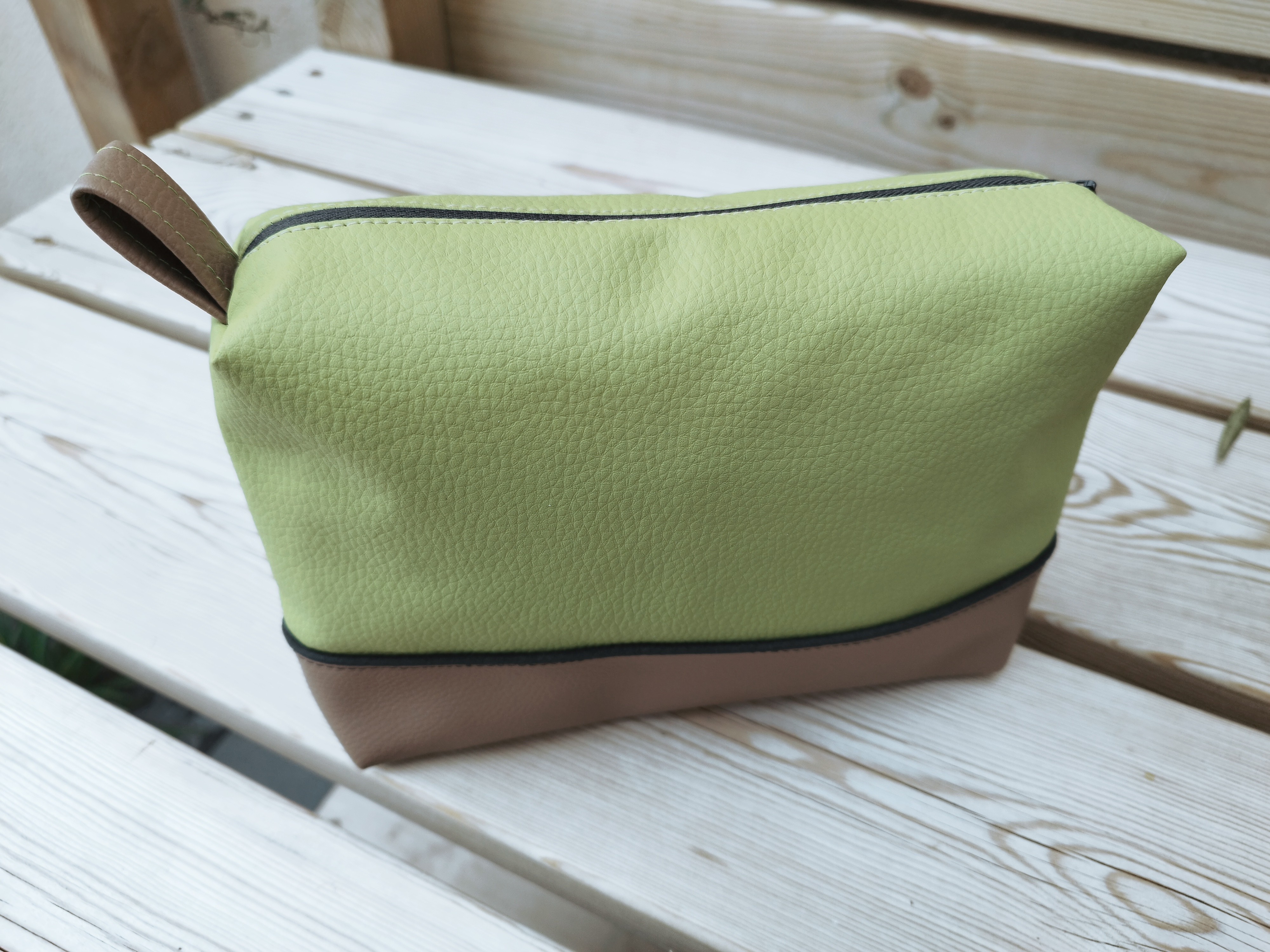 Trousse en simili cuir ONYX coloris vert et taupe