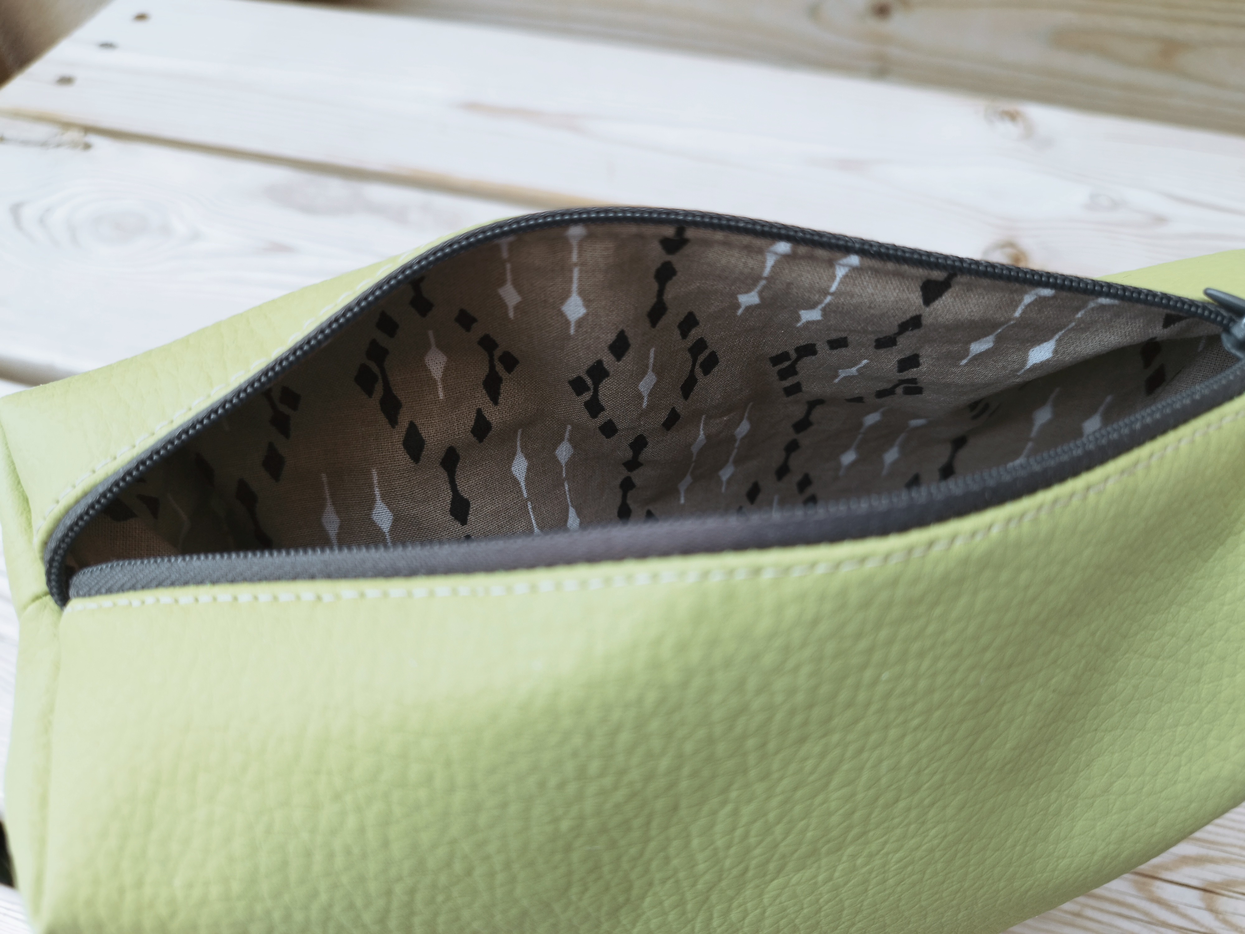 Trousse en simili cuir ONYX coloris vert et taupe