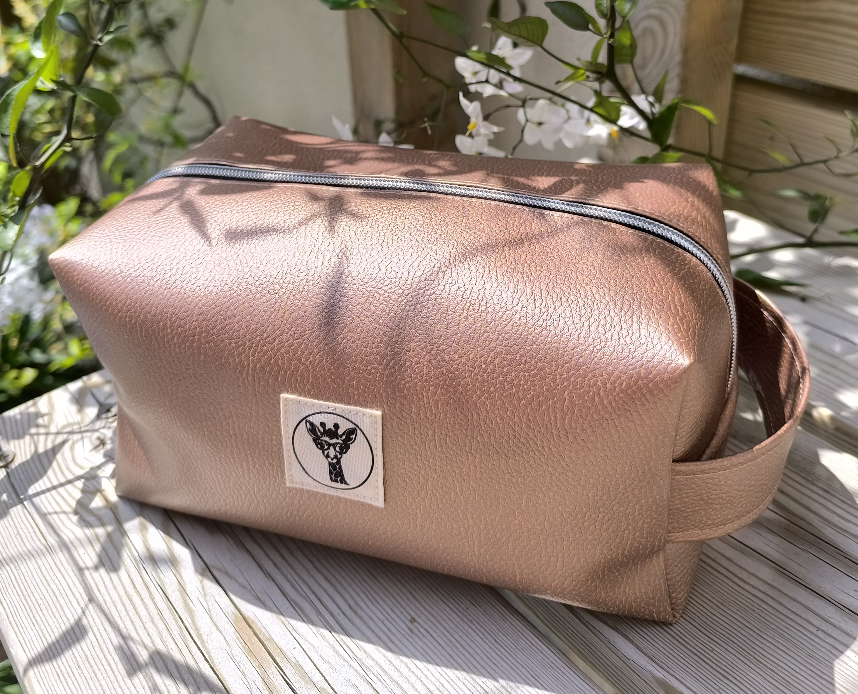 Trousse de toilette COSMIQ en simili cuir saumon nacré