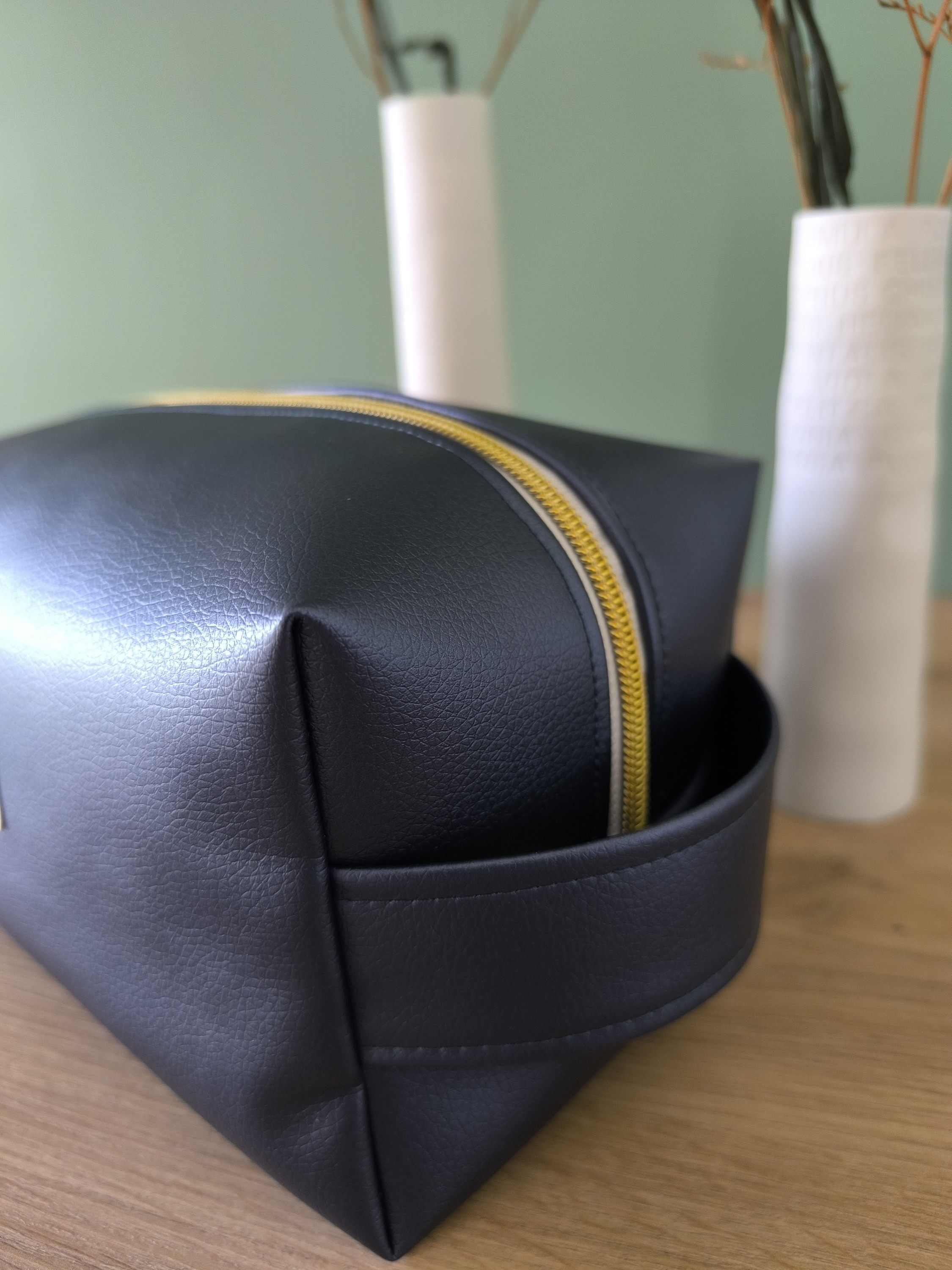 Trousse de toilette COSMIQ en simili cuir bleu nacré