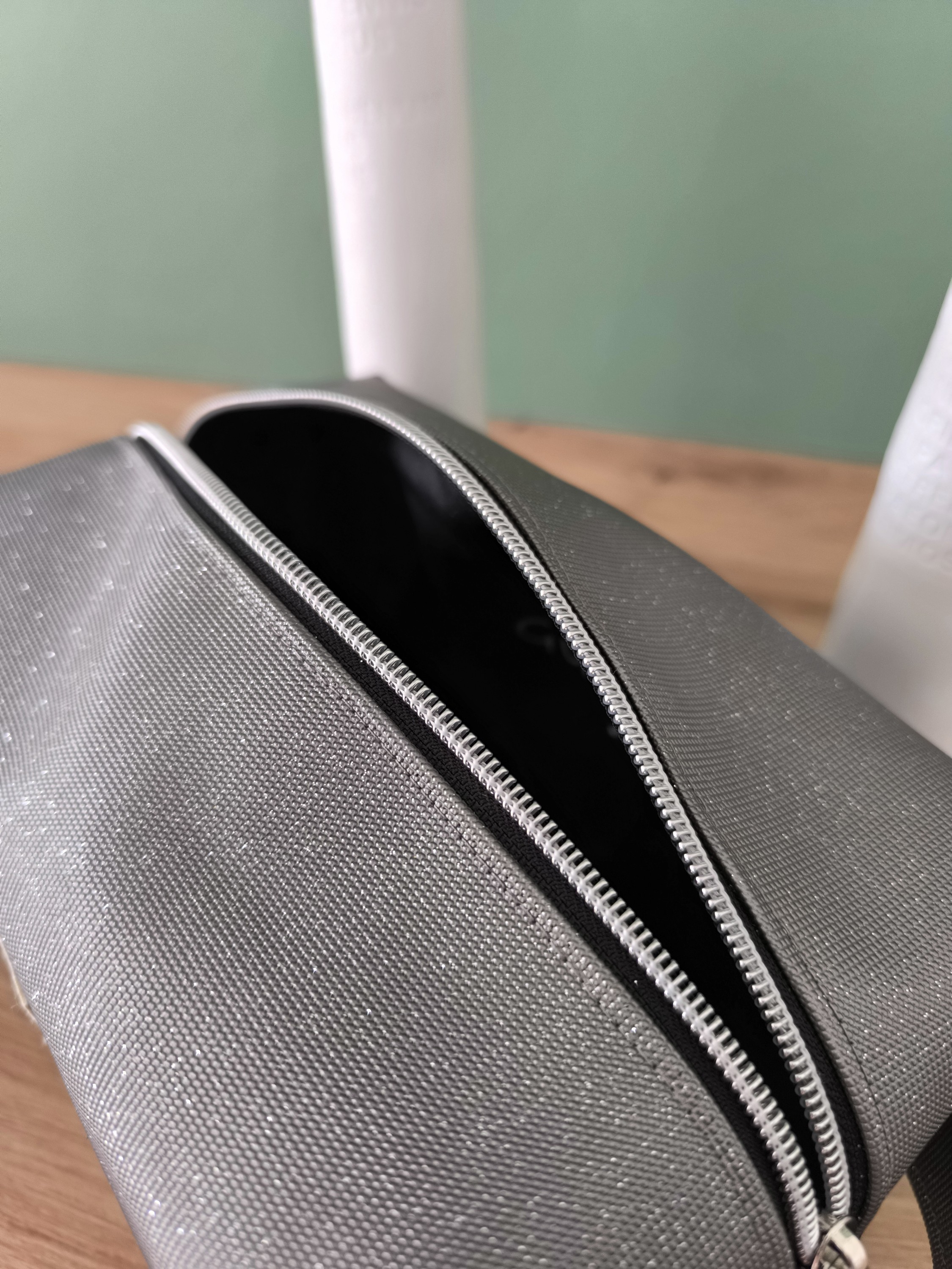 Trousse de toilette COSMIQ en simili cuir gris pailleté