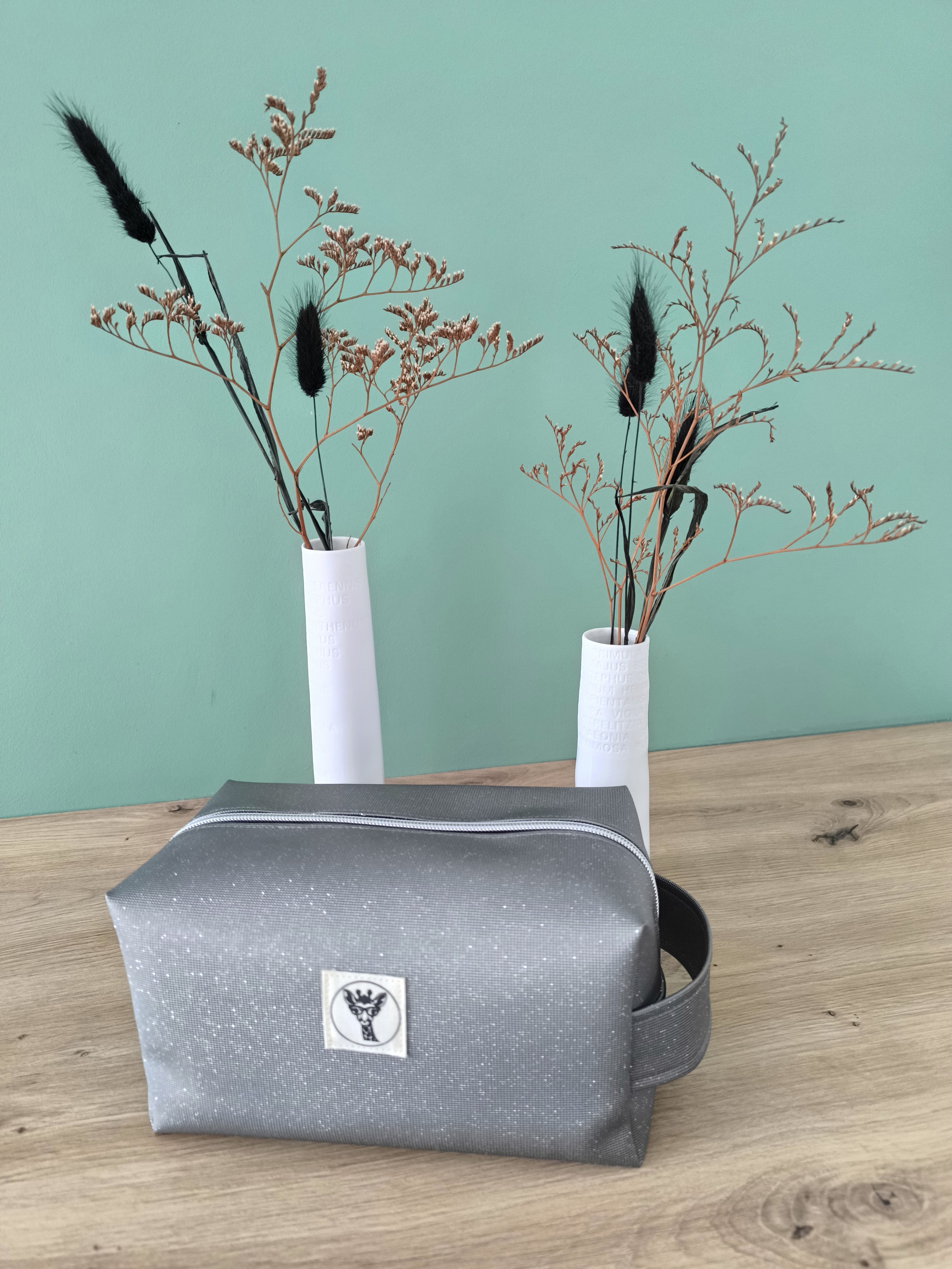 Trousse de toilette COSMIQ en simili cuir gris pailleté