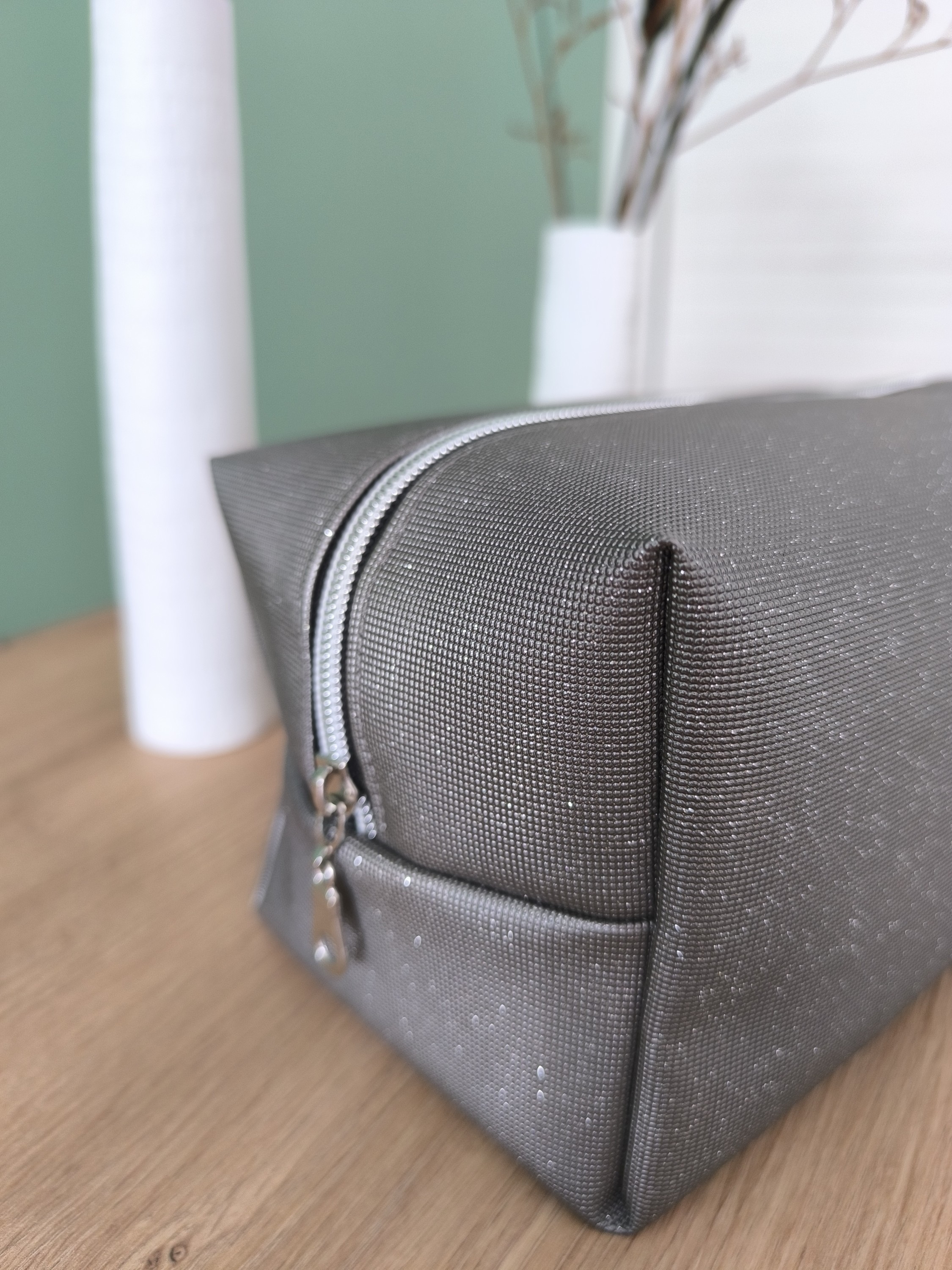 Trousse de toilette COSMIQ en simili cuir gris pailleté