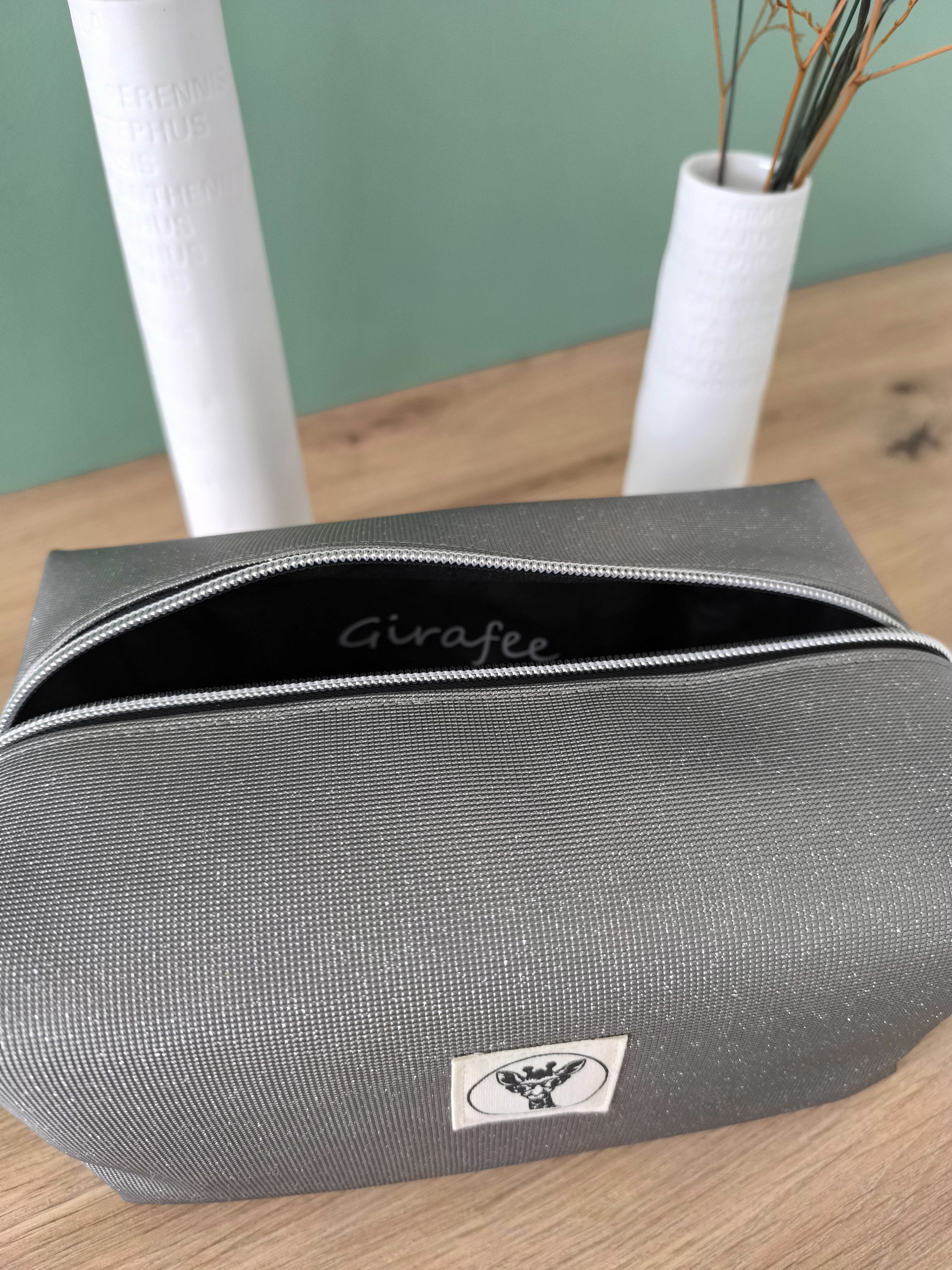 Trousse de toilette COSMIQ en simili cuir gris pailleté