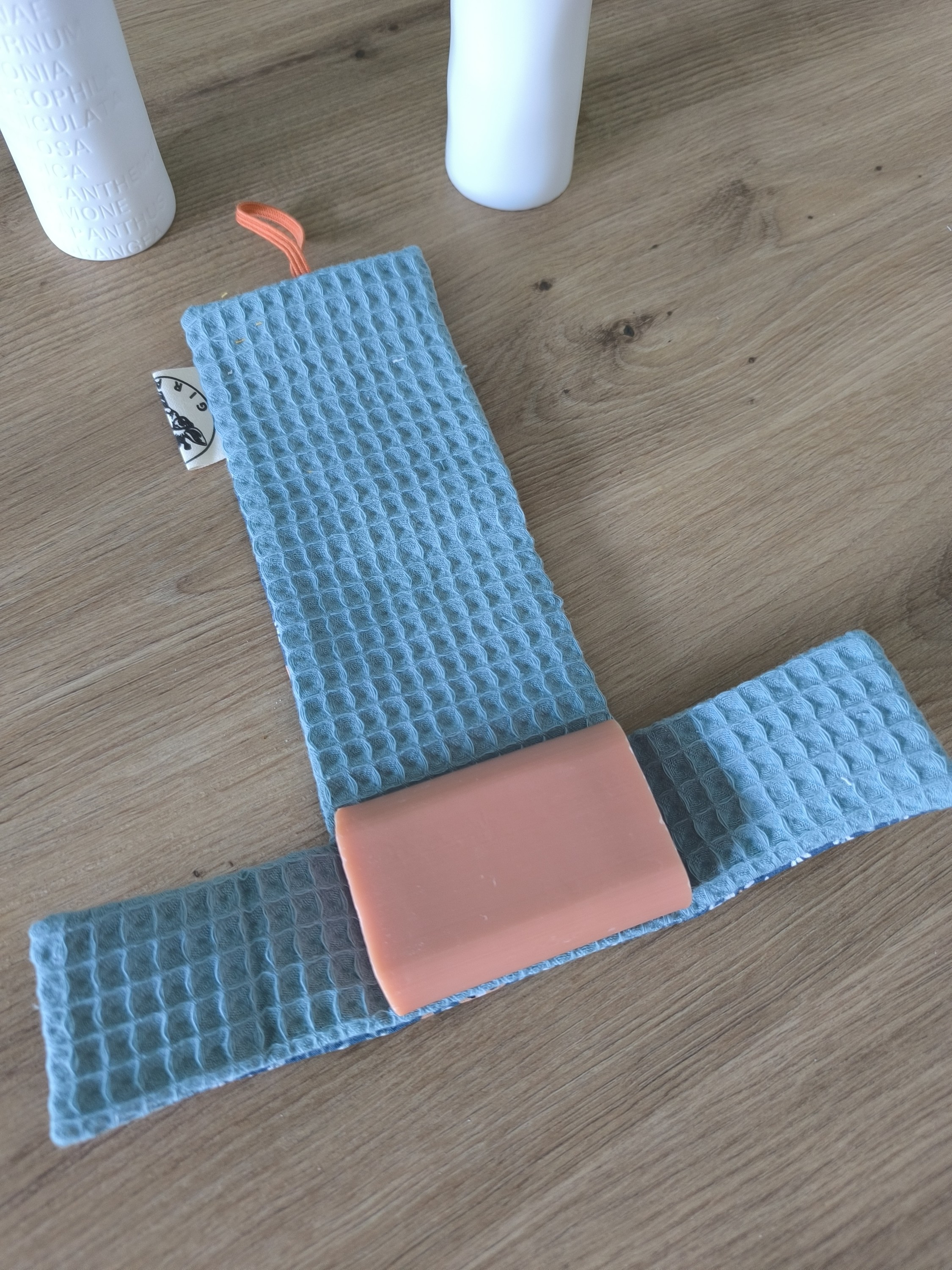 Etui savon COMET motif fleurs bleues