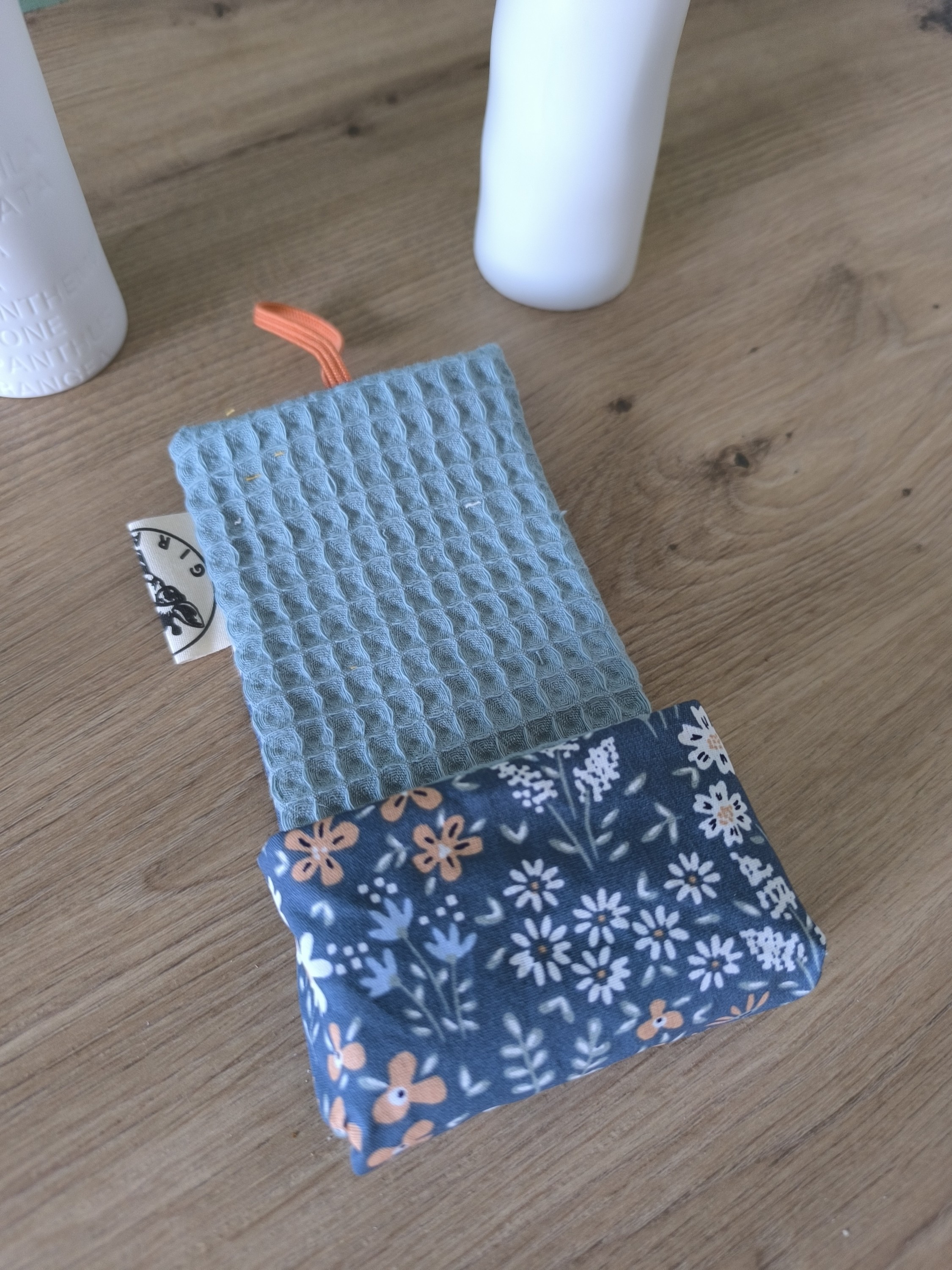 Etui savon COMET motif fleurs bleues