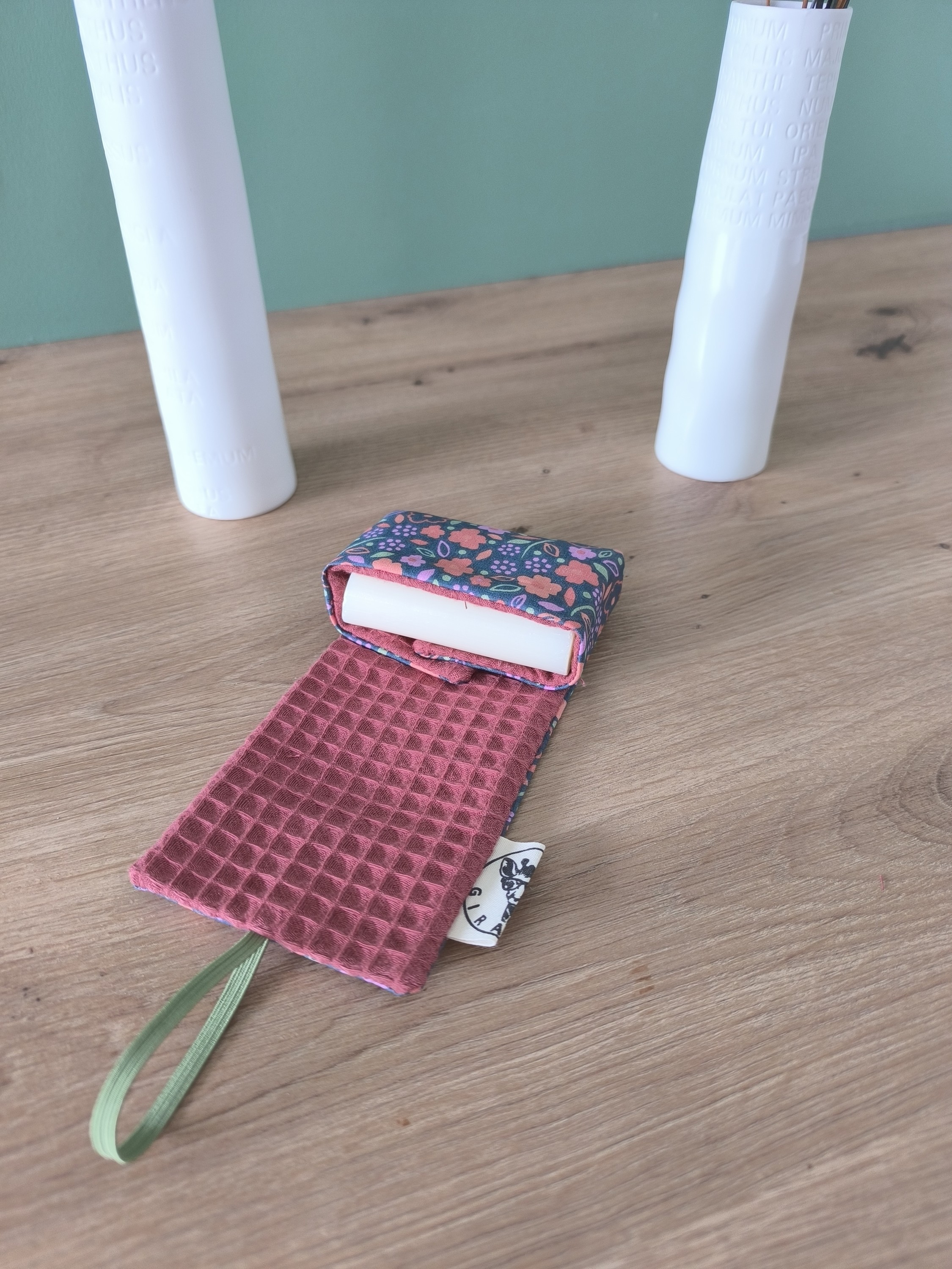 Etui savon COMET gris motif fleurs