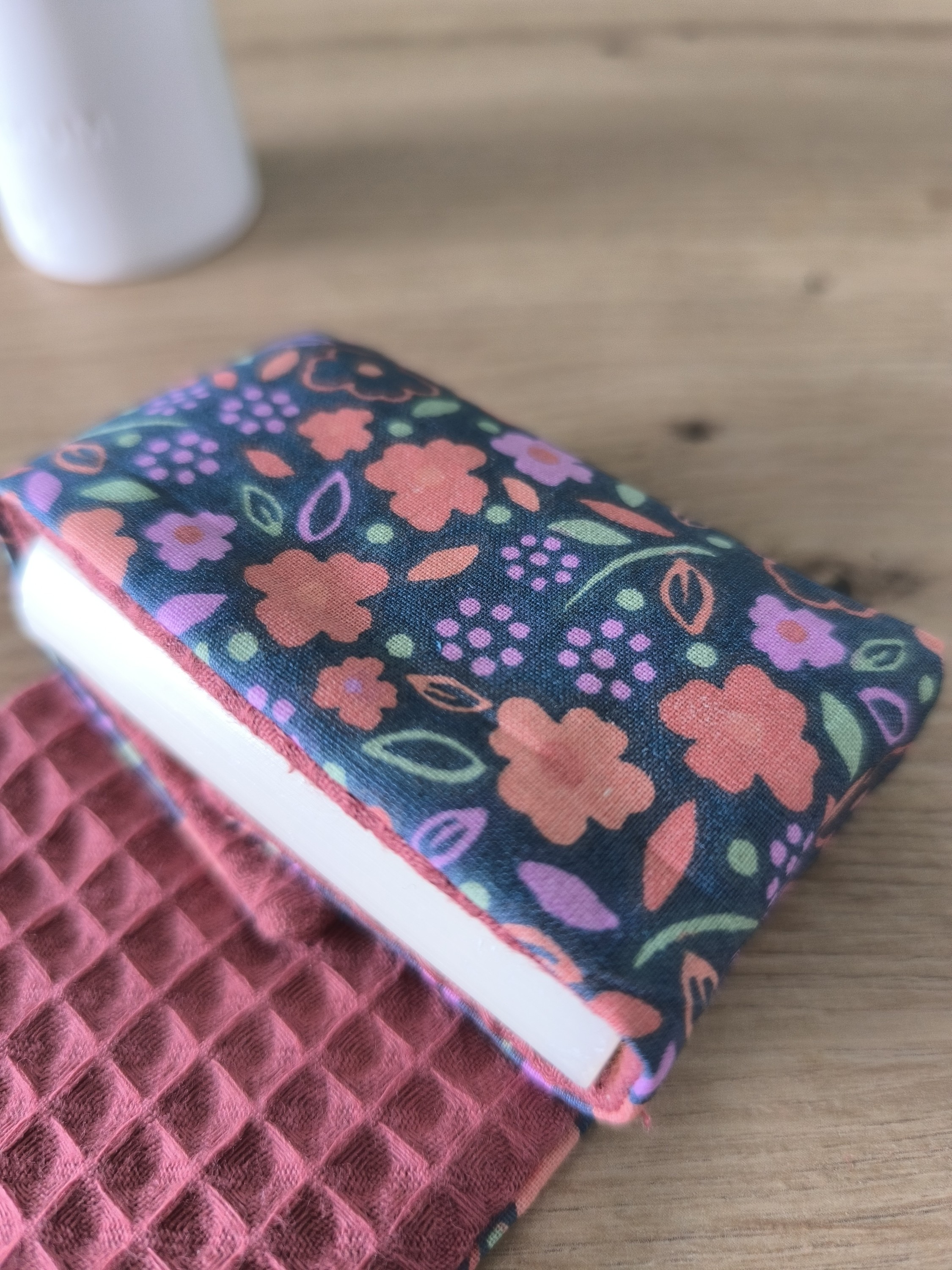 Etui savon COMET gris motif fleurs