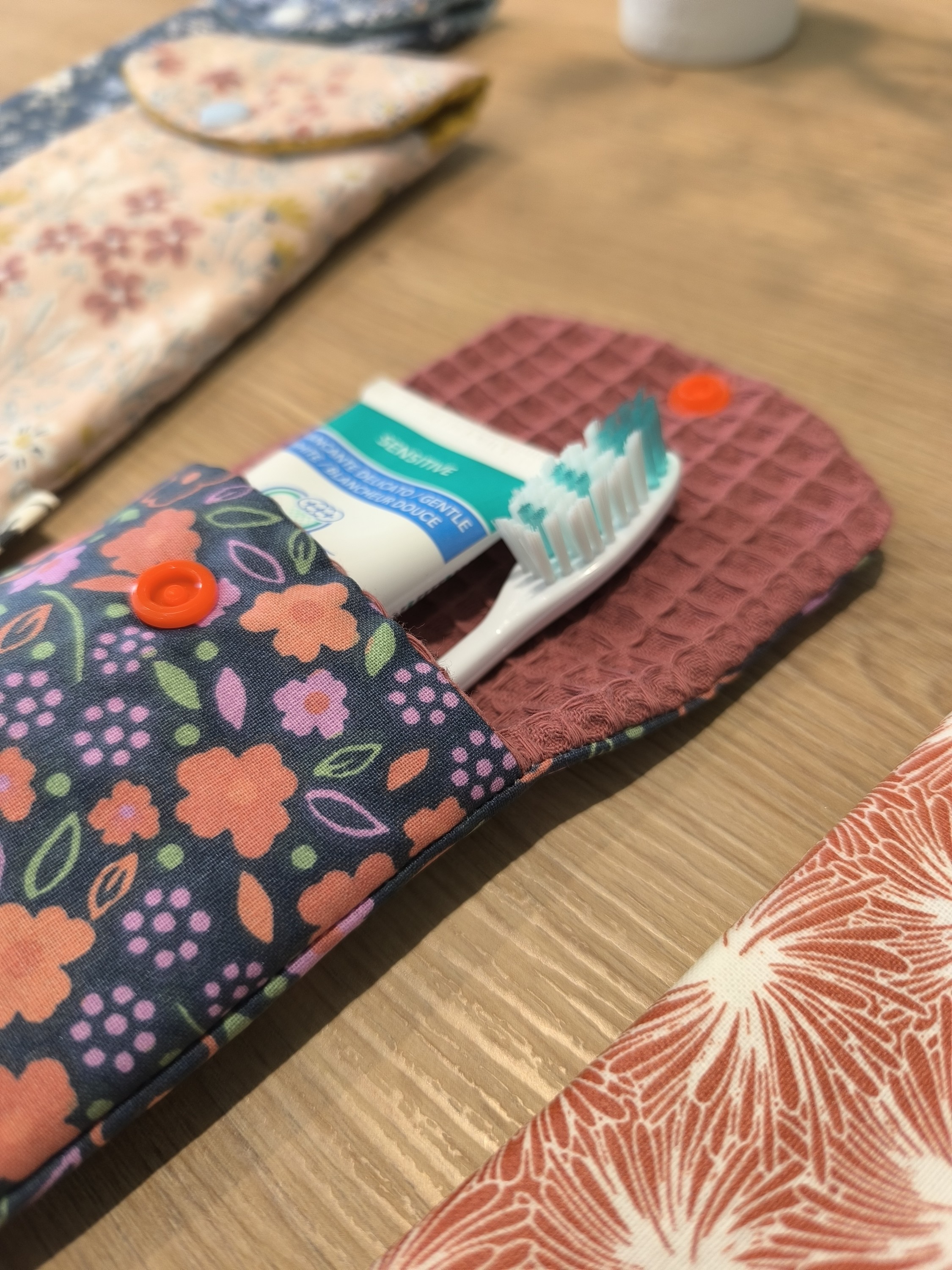 Pochette brosse à dents NEPTUNE gris motifs fleurs