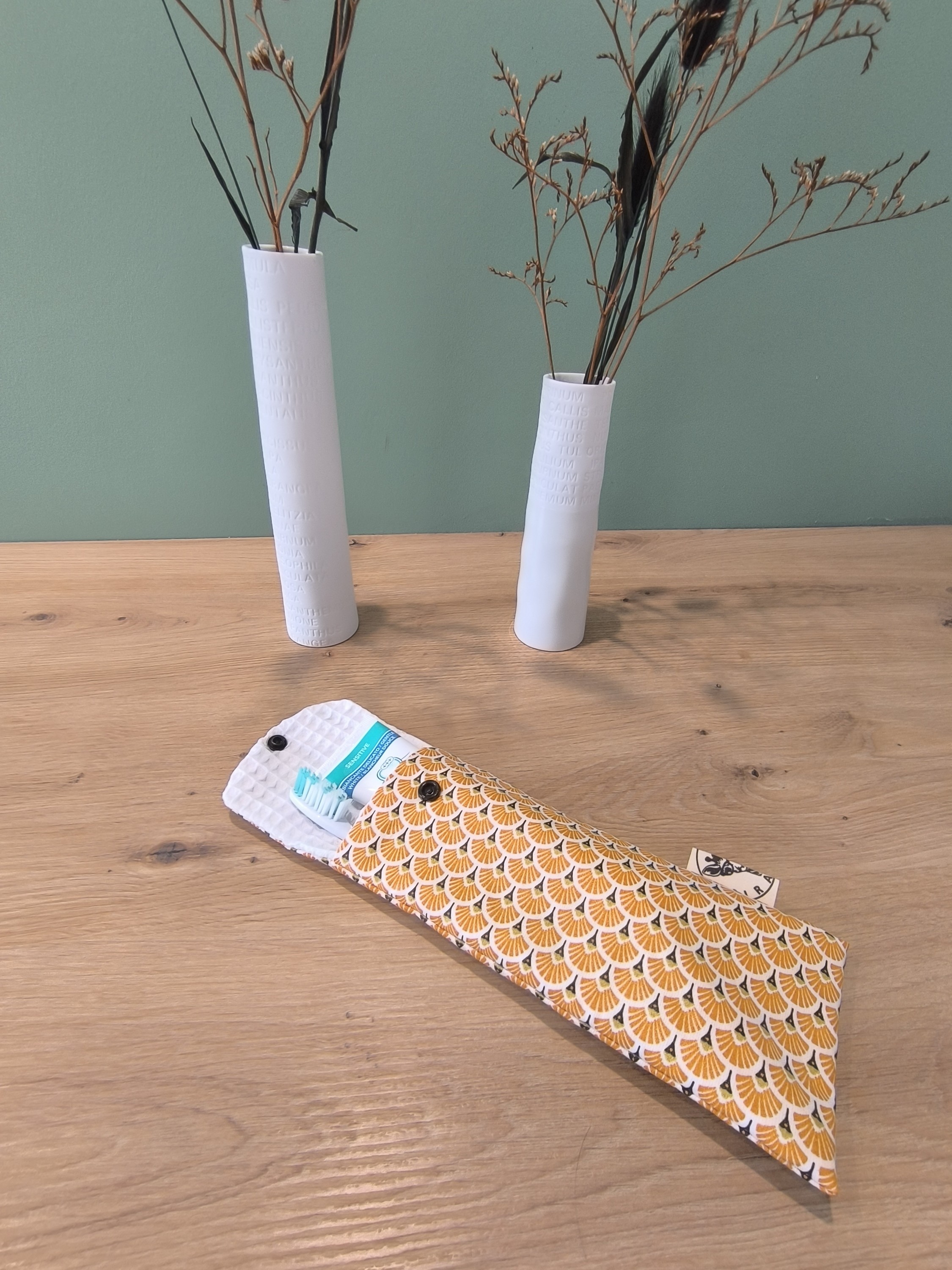 Pochette brosse à dents NEPTUNE motifs éventails jaune