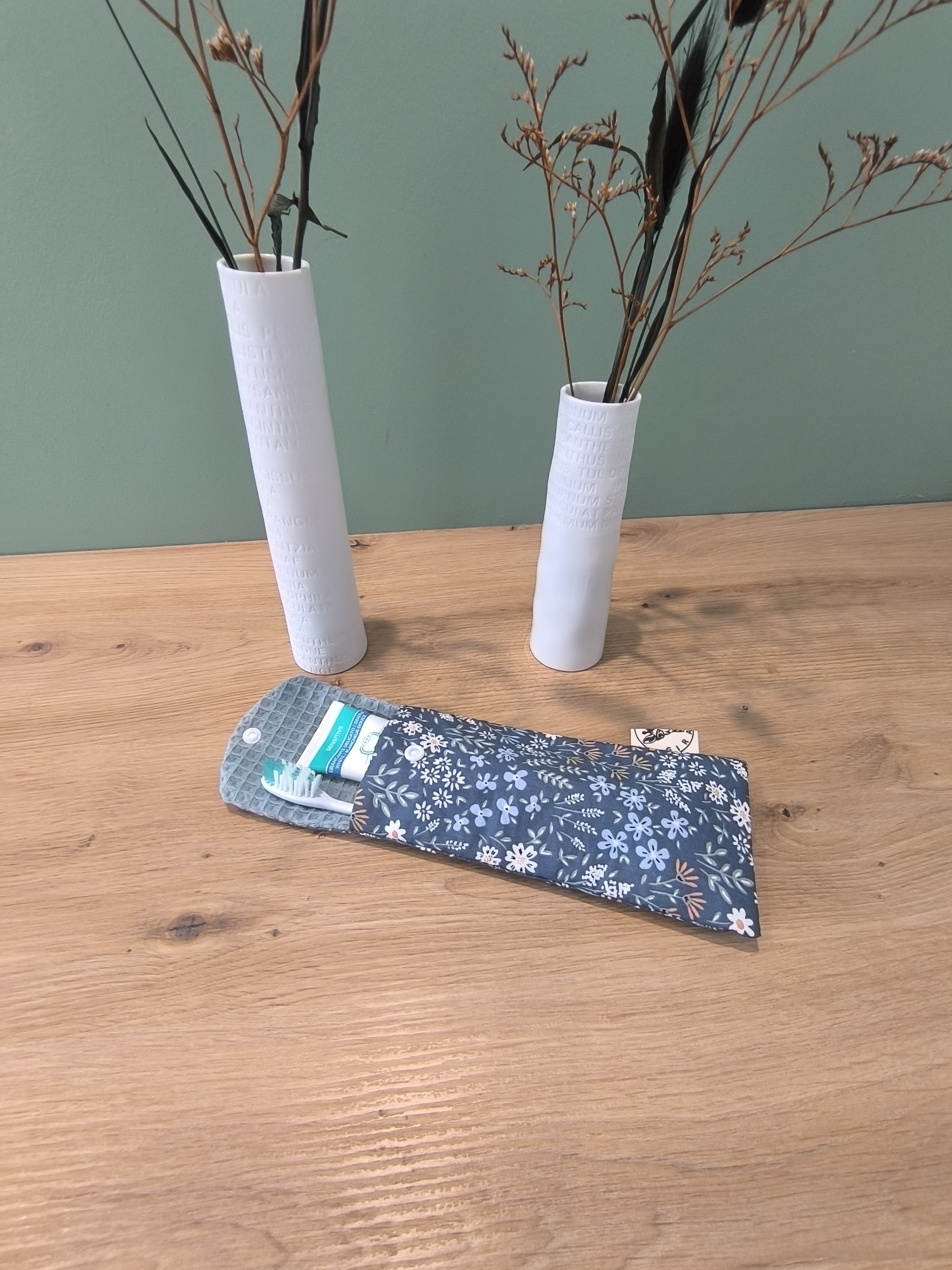 Pochette brosse à dents NEPTUNE motifs fleurs bleues