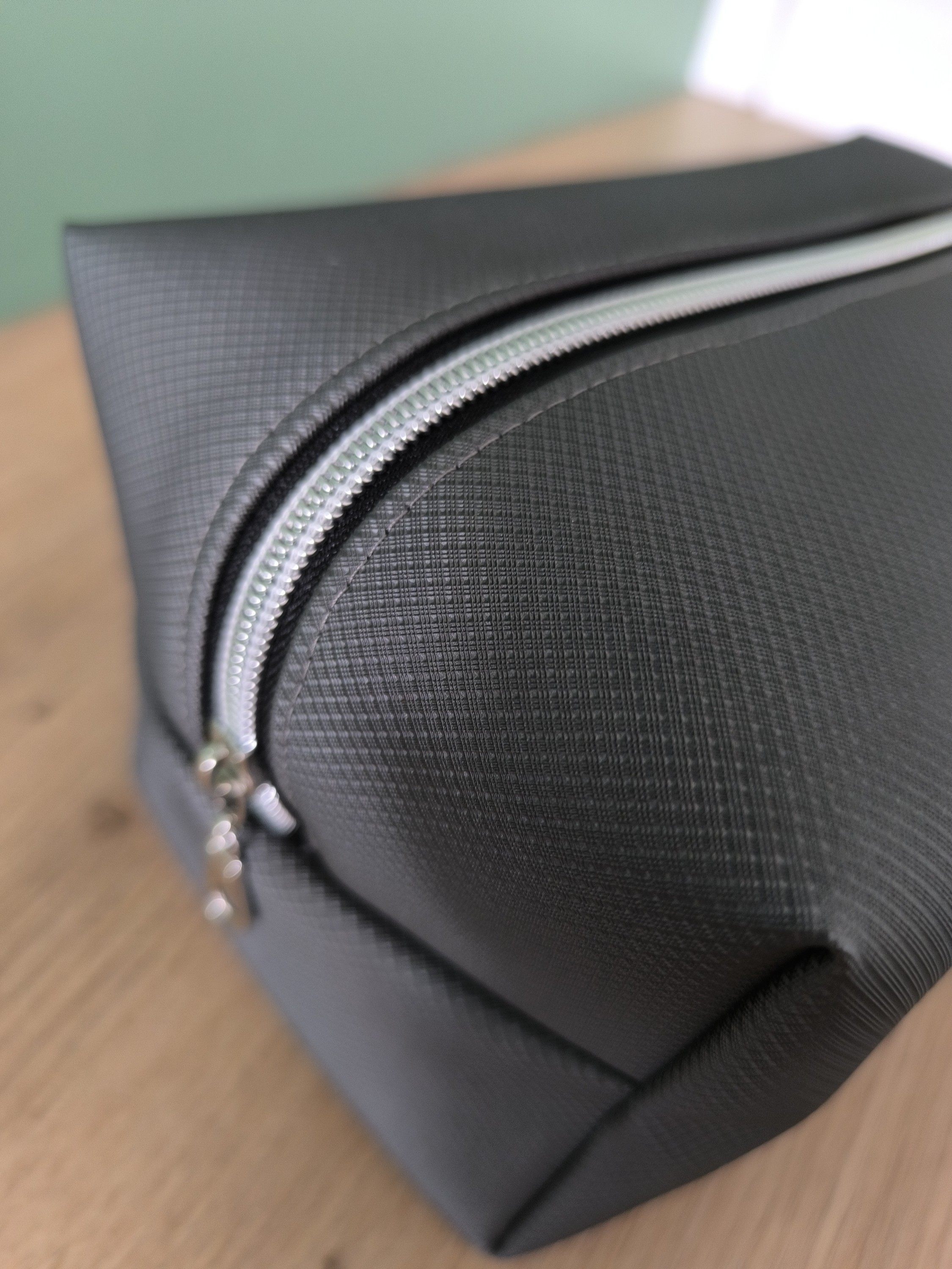 Trousse de toilette COSMIQ en simili cuir gris anthracite