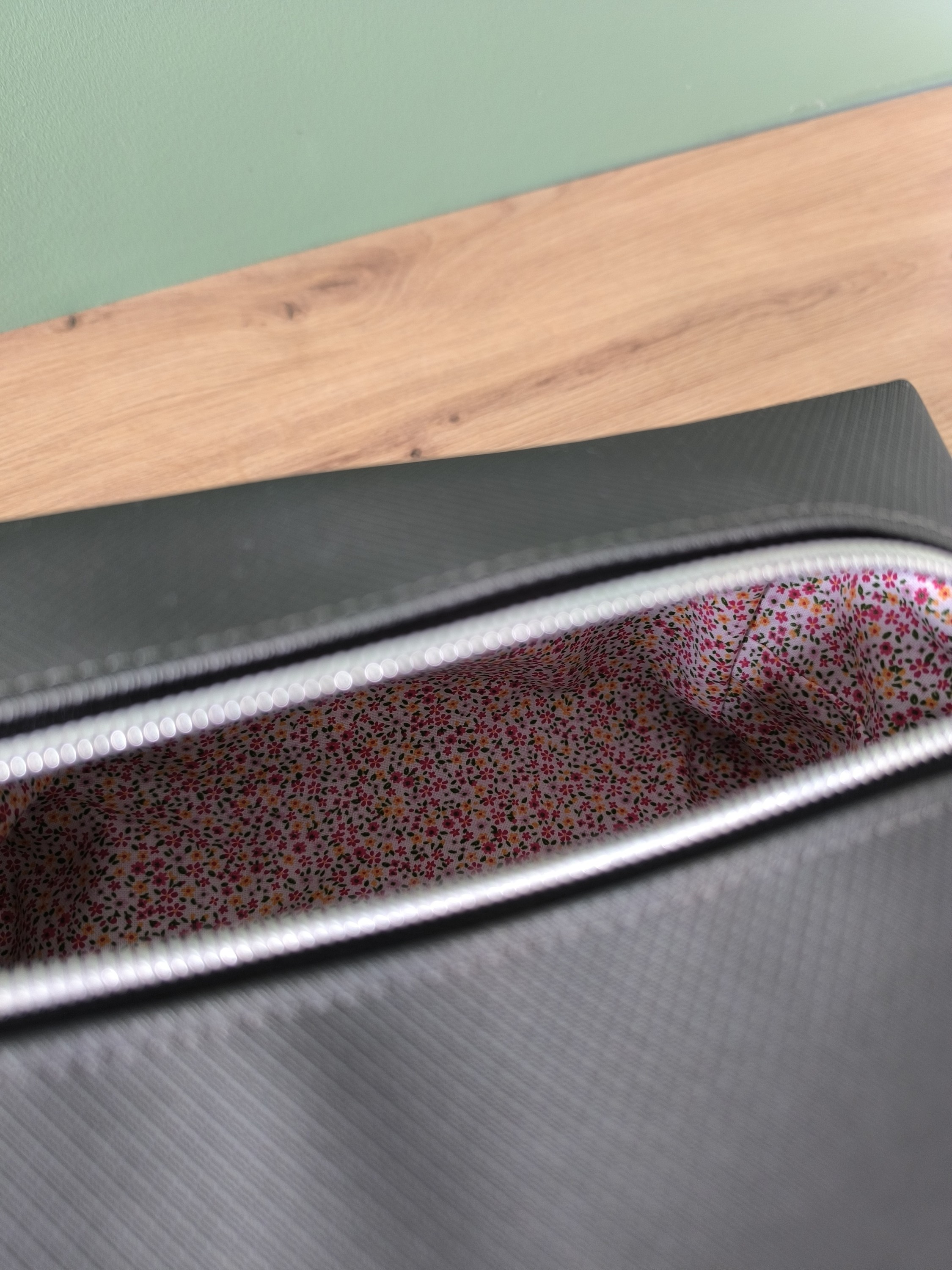 Trousse de toilette COSMIQ en simili cuir gris anthracite