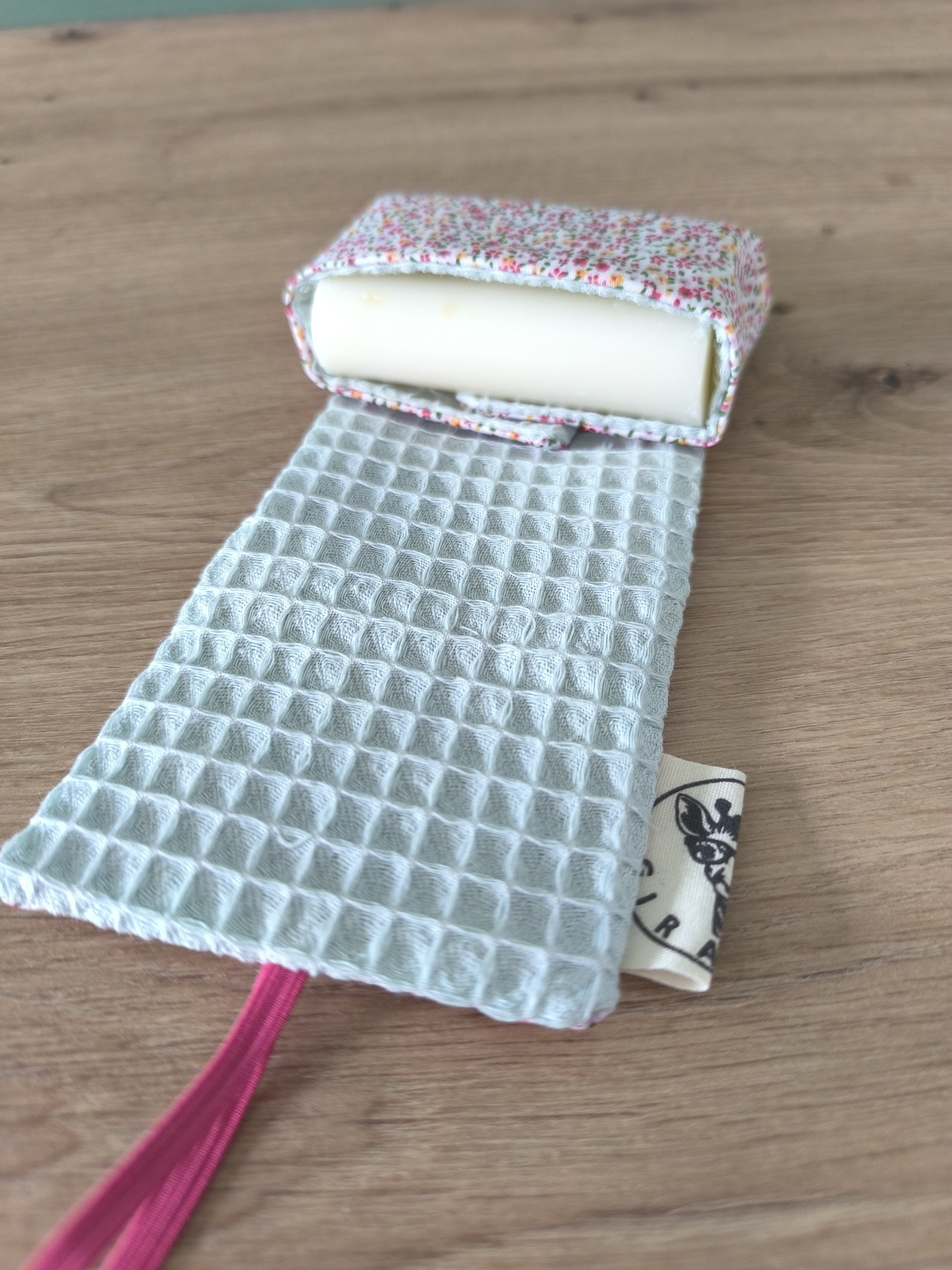 Etui savon COMET petites fleurs roses