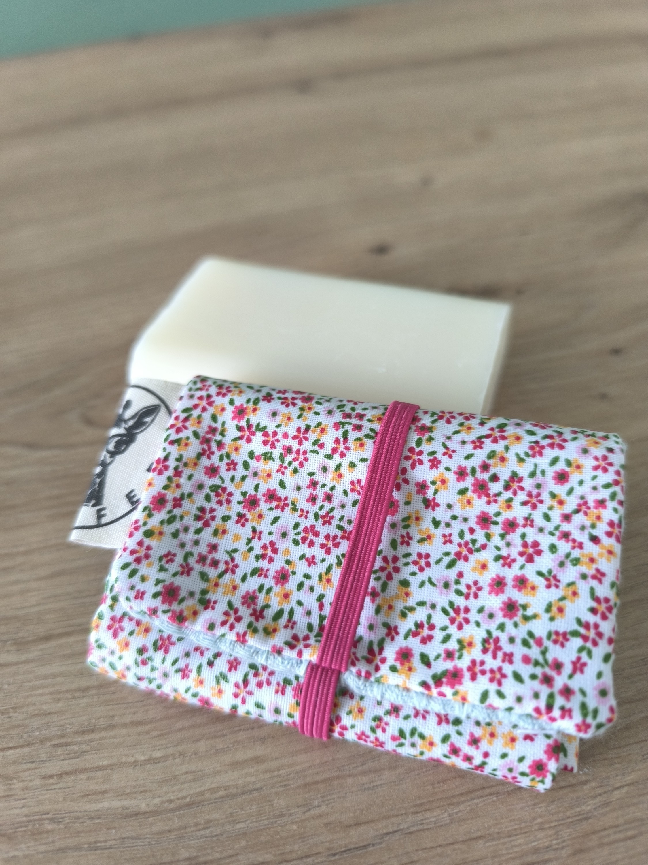 Etui savon COMET petites fleurs roses