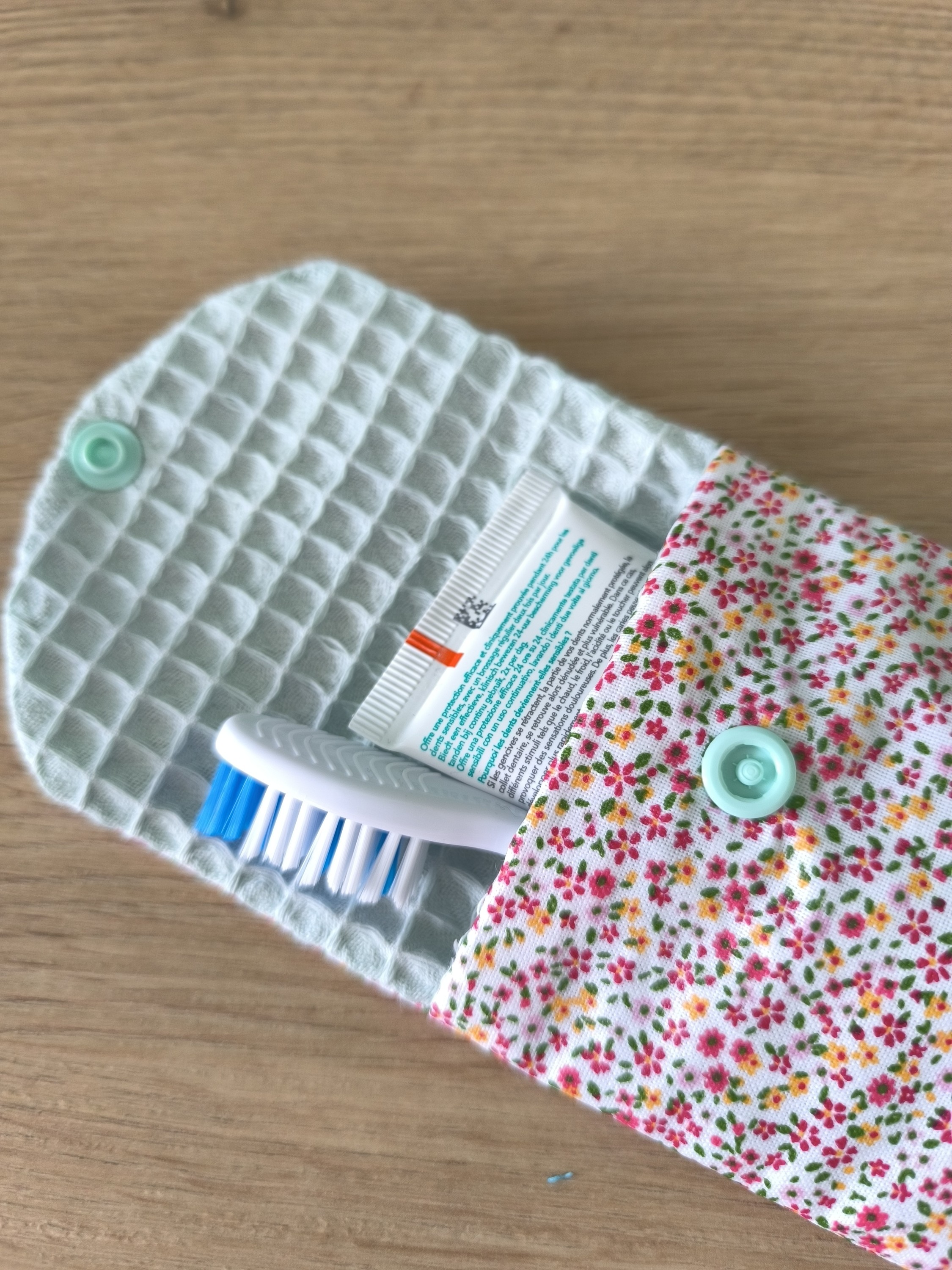 Pochette brosse à dents NEPTUNE petites fleurs roses