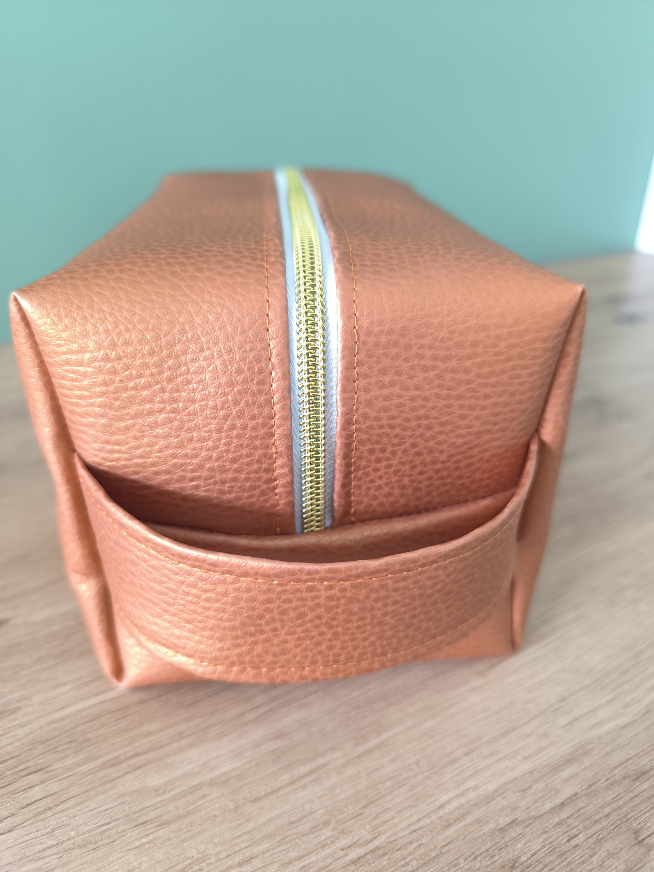 Trousse de toilette COSMIQ en simili cuir orangé nacré