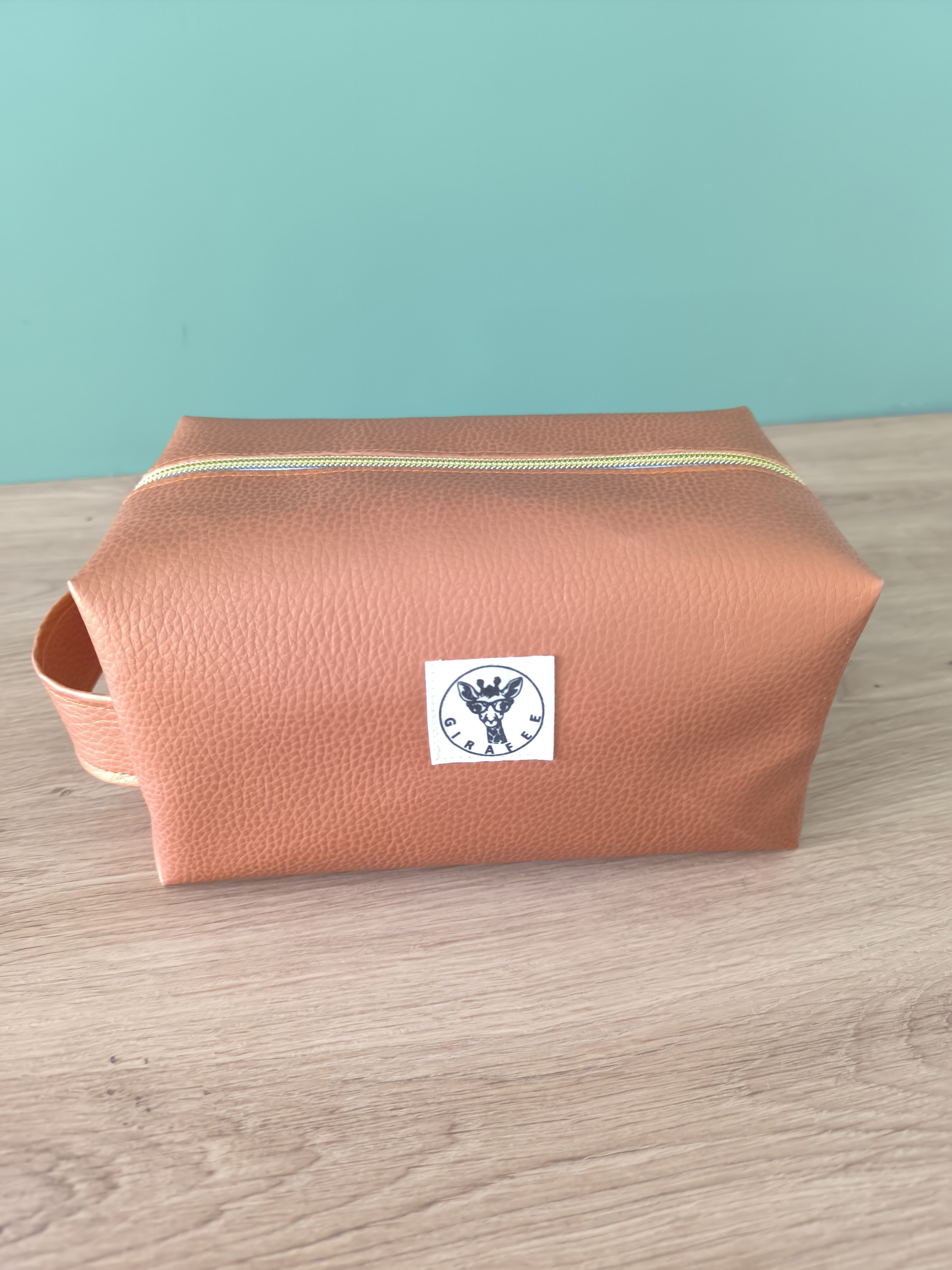 Trousse de toilette COSMIQ en simili cuir orangé nacré