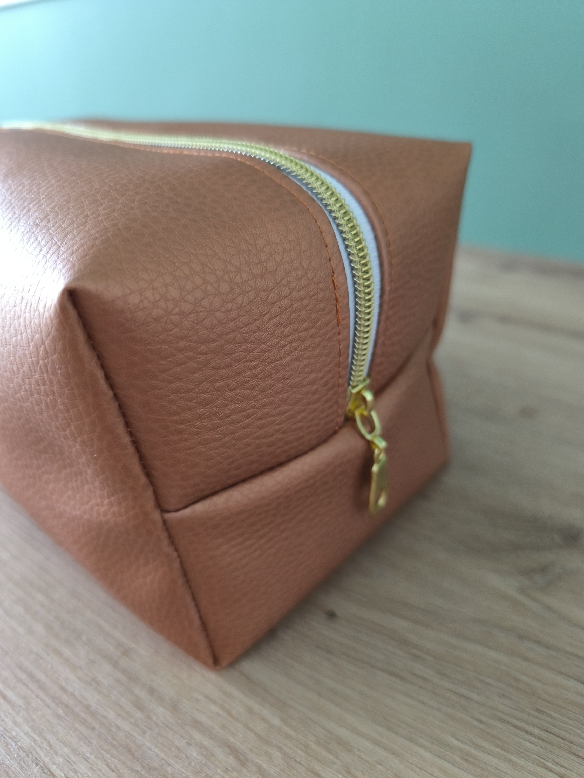 Trousse de toilette COSMIQ en simili cuir orangé nacré