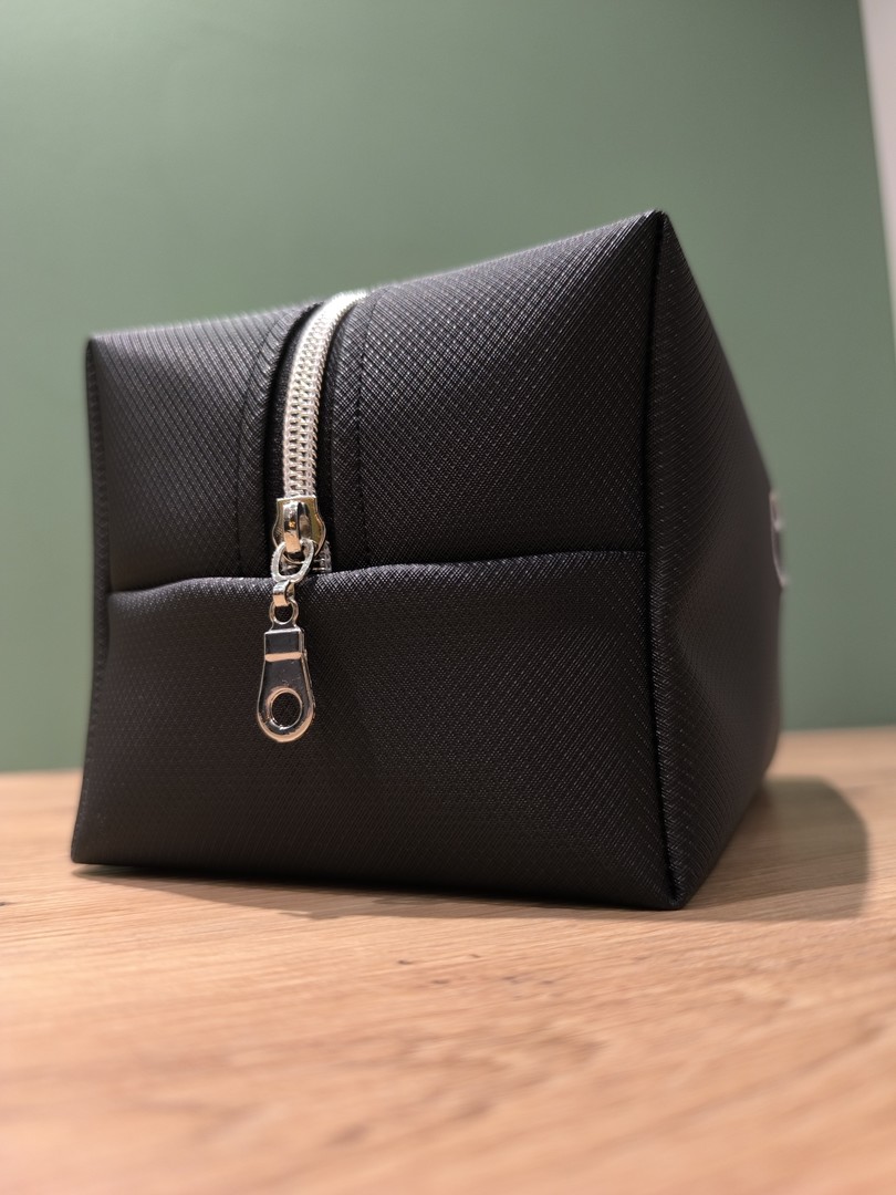 Trousse de toilette COSMIQ en simili cuir noir avec ou sans broderie