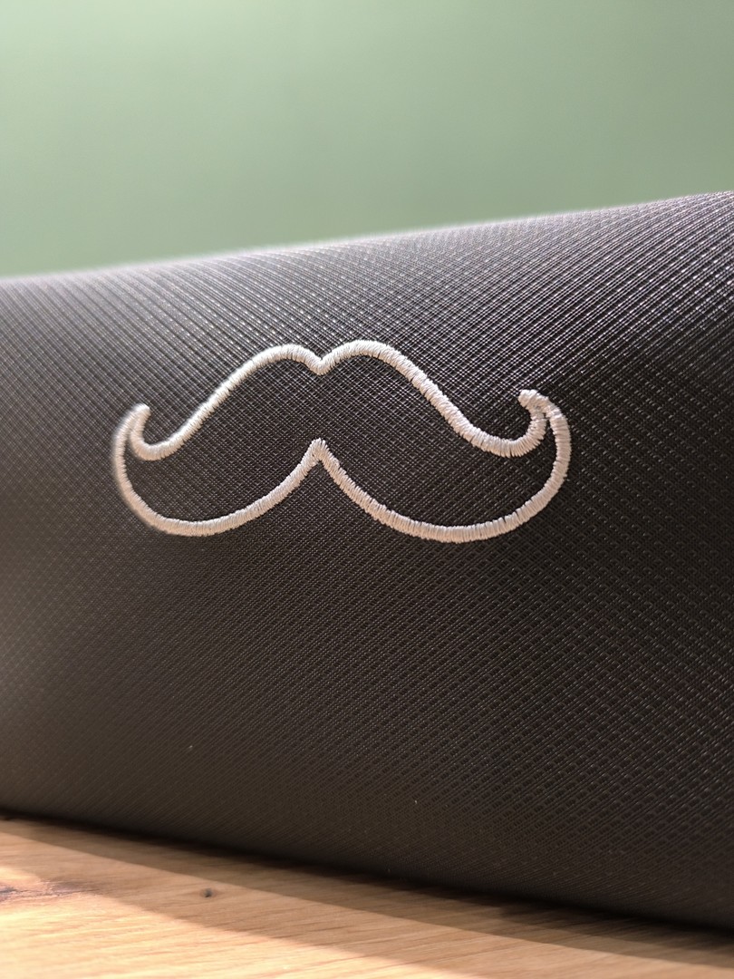 Trousse de toilette COSMIQ en simili cuir noir avec ou sans broderie