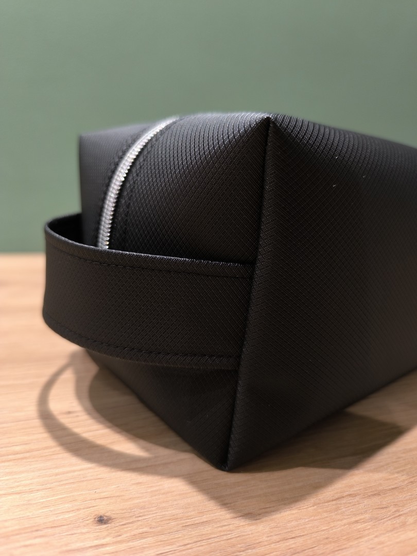 Trousse de toilette COSMIQ en simili cuir noir avec ou sans broderie