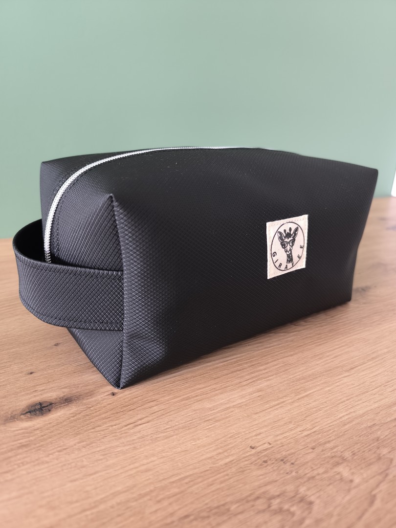 Trousse de toilette COSMIQ en simili cuir noir avec ou sans broderie