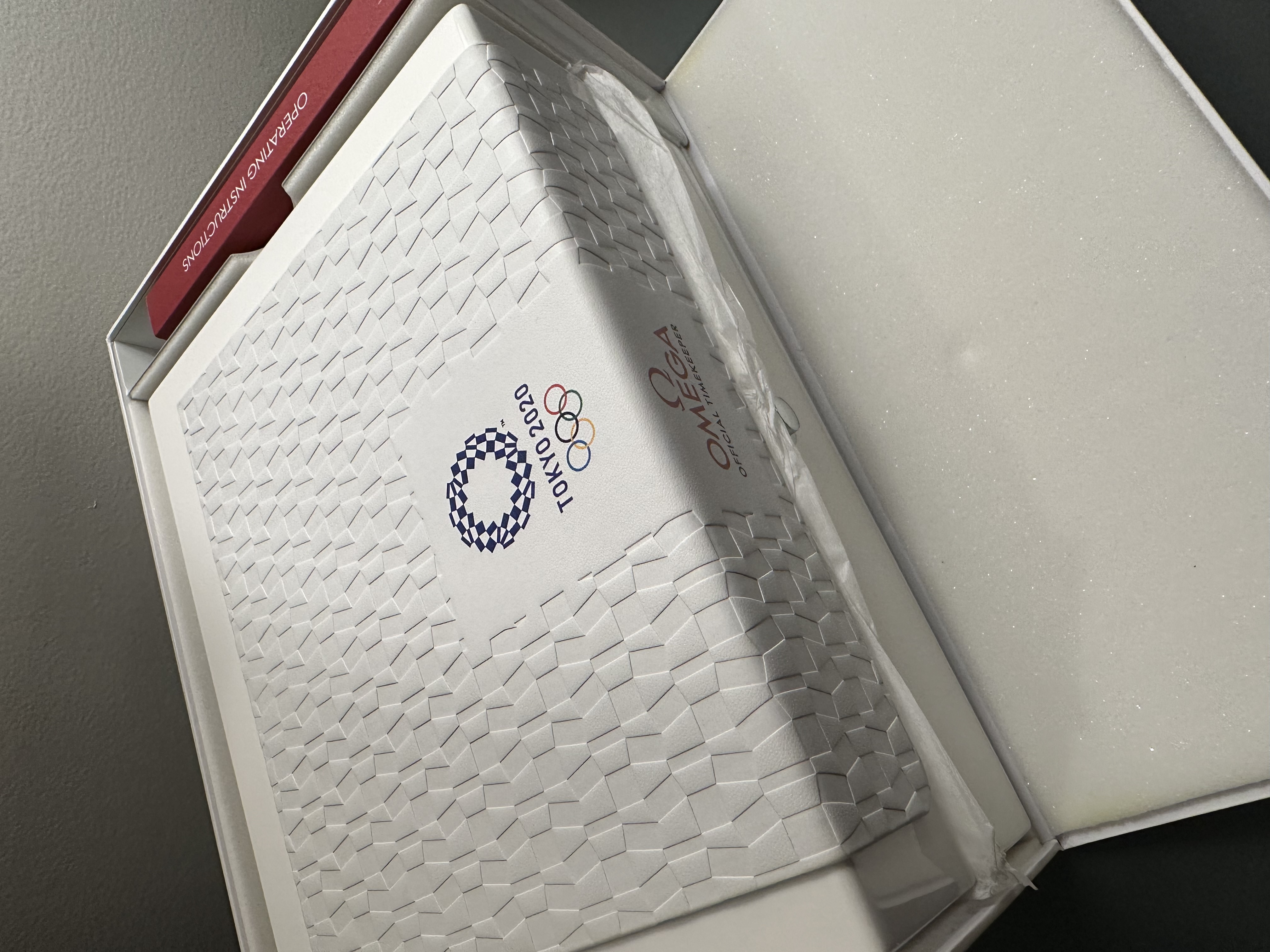 522.30.42.30.06.001 Omega Speedmaster Red Tokyo 2020 Rising Sun